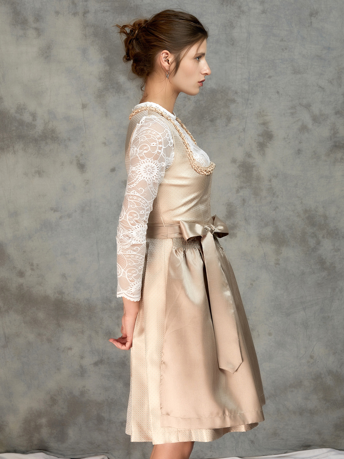 Dirndl in beige mit floralen Akzenten