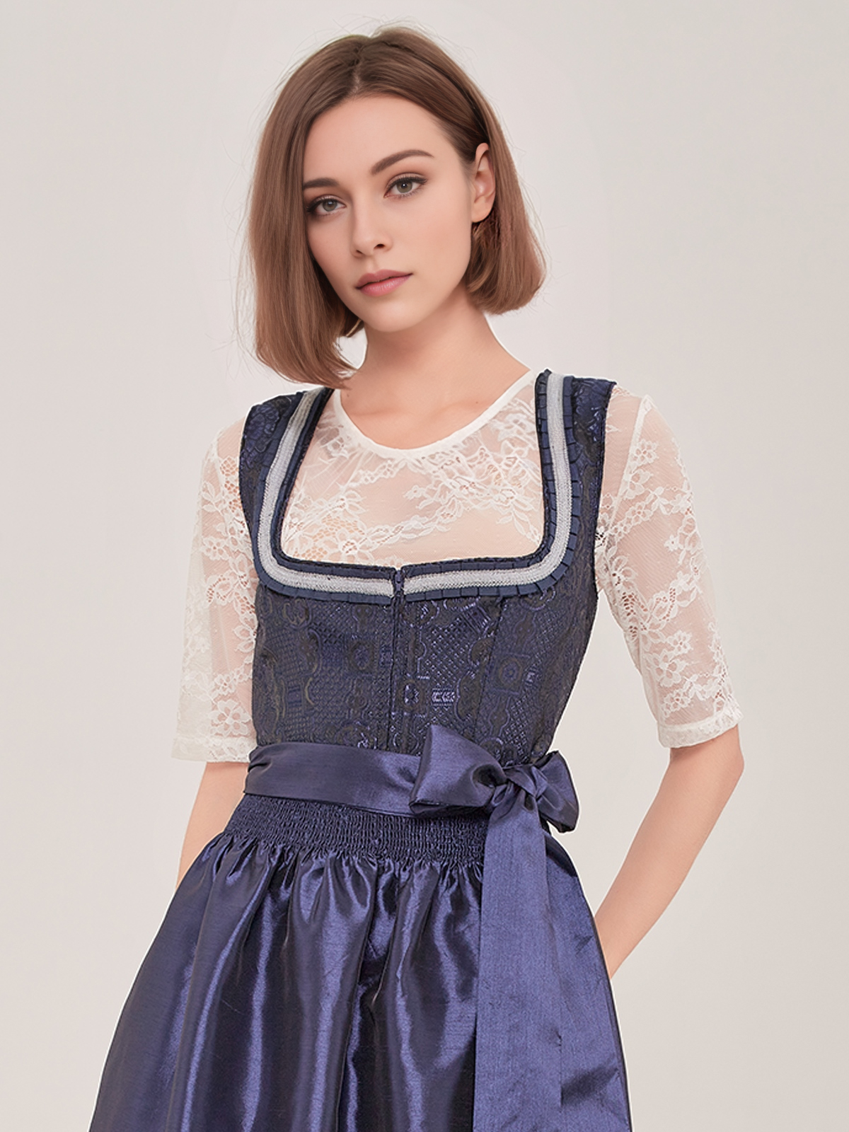 Dirndl in Blau mit herzförmigem Ausschnitt