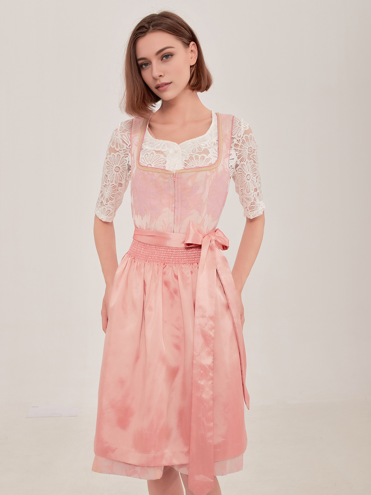 Schwarzes Dirndl mit rosa Schürze
