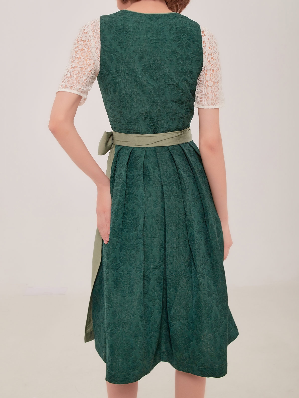 Modernes grünes Dirndl mit floralen Details