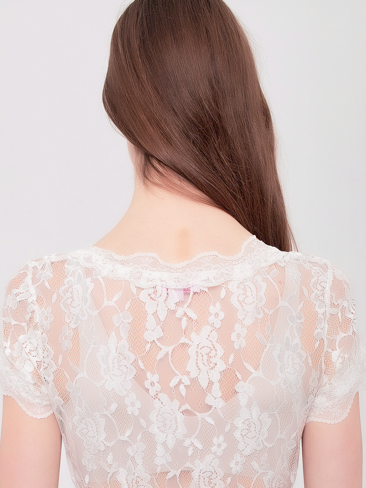 Schwarzes Dirndl mit weißer Bluse – ein klassischer Look