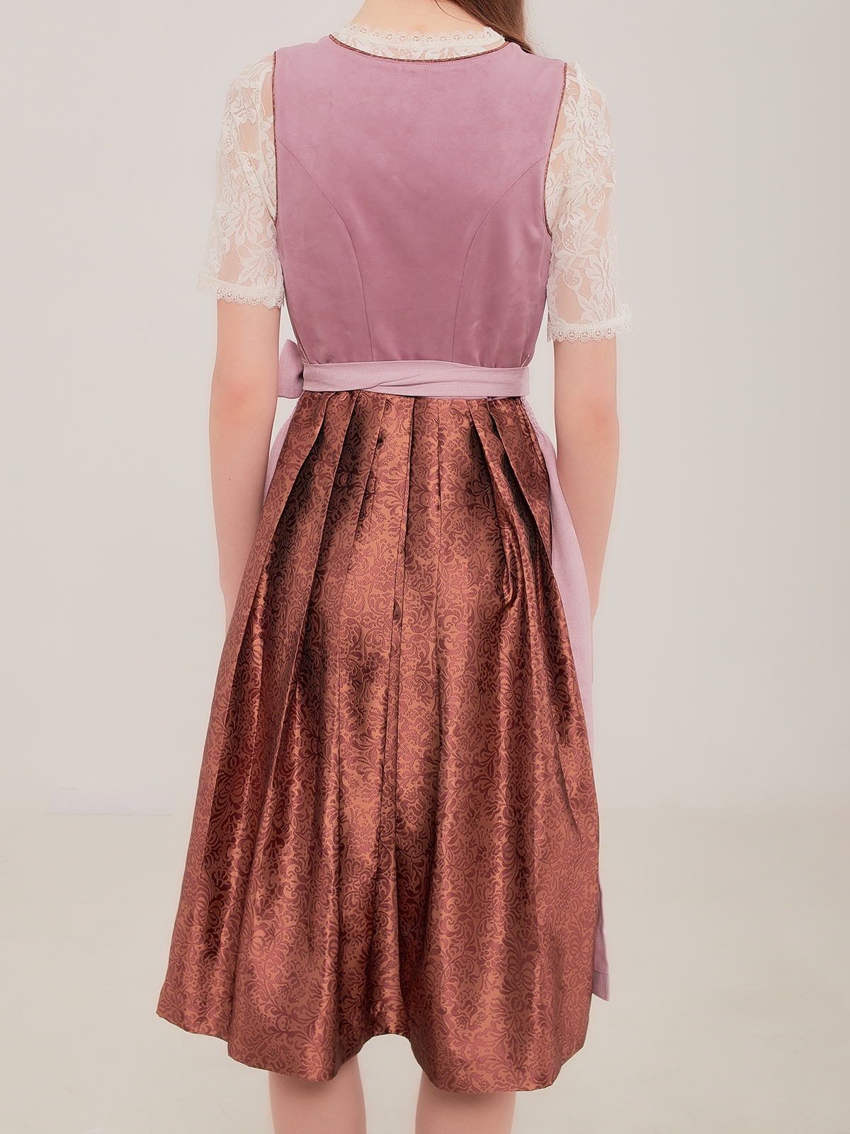 Ein elegantes lila Dirndl mit schwarzer Schürze – perfekt für festliche Anlässe