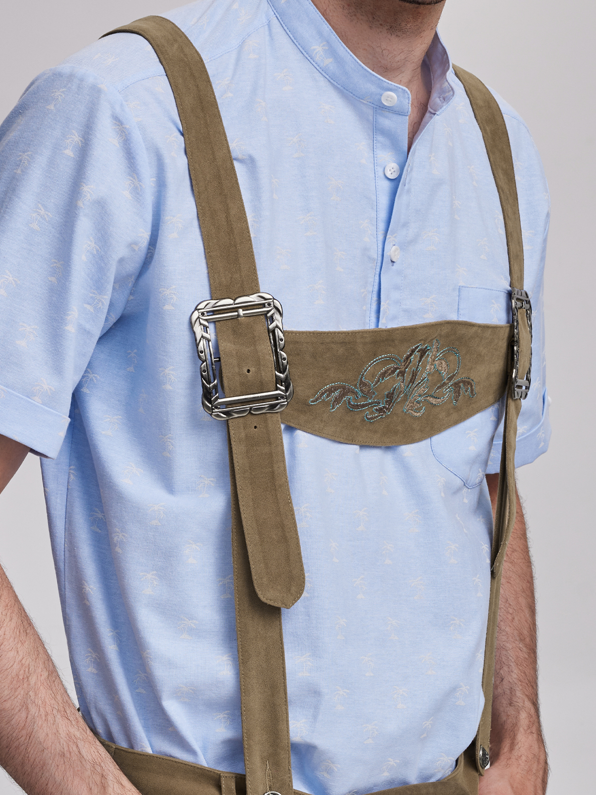 Braunes Dirndl mit aufwendiger Stickerei