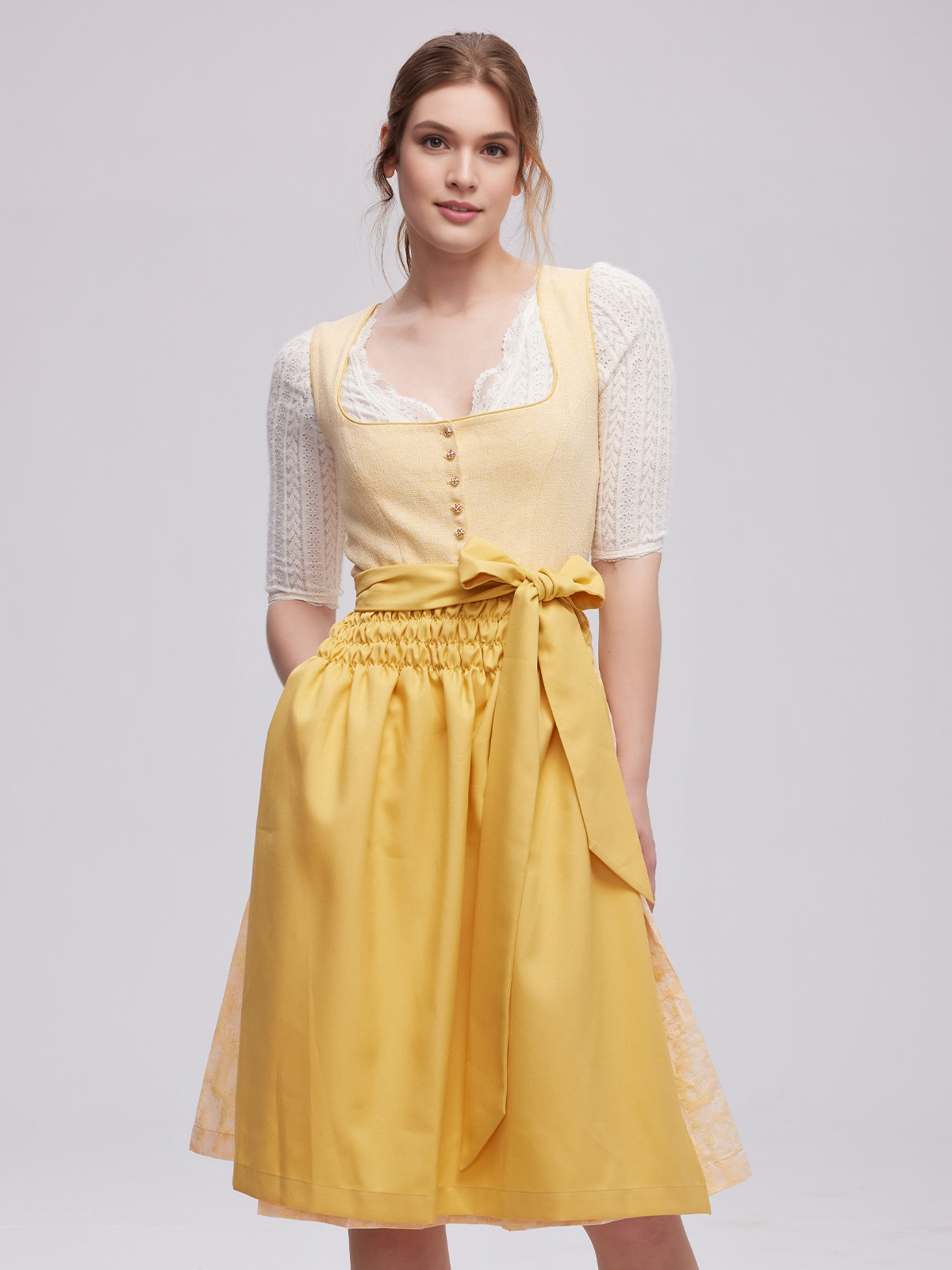 Schwarze Bluse mit gelbem Dirndl