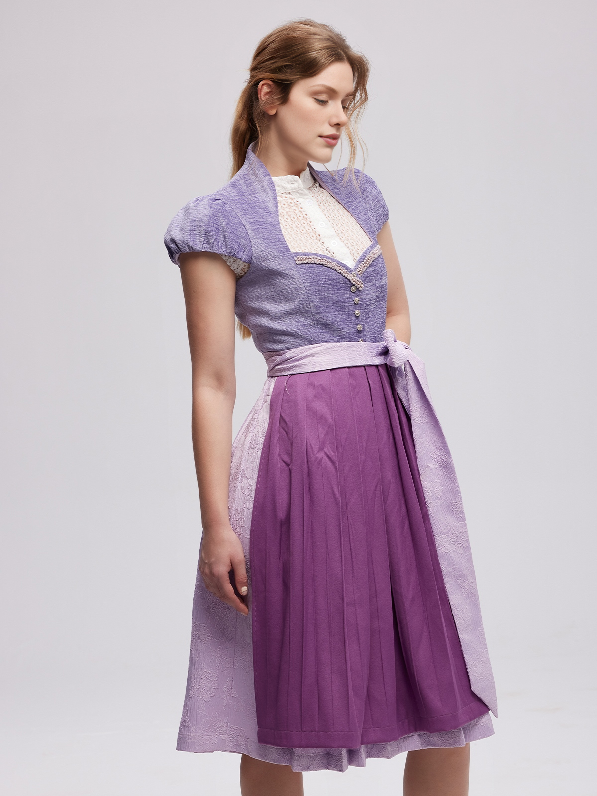 Dirndl in Lila – Eleganz und Tradition vereint