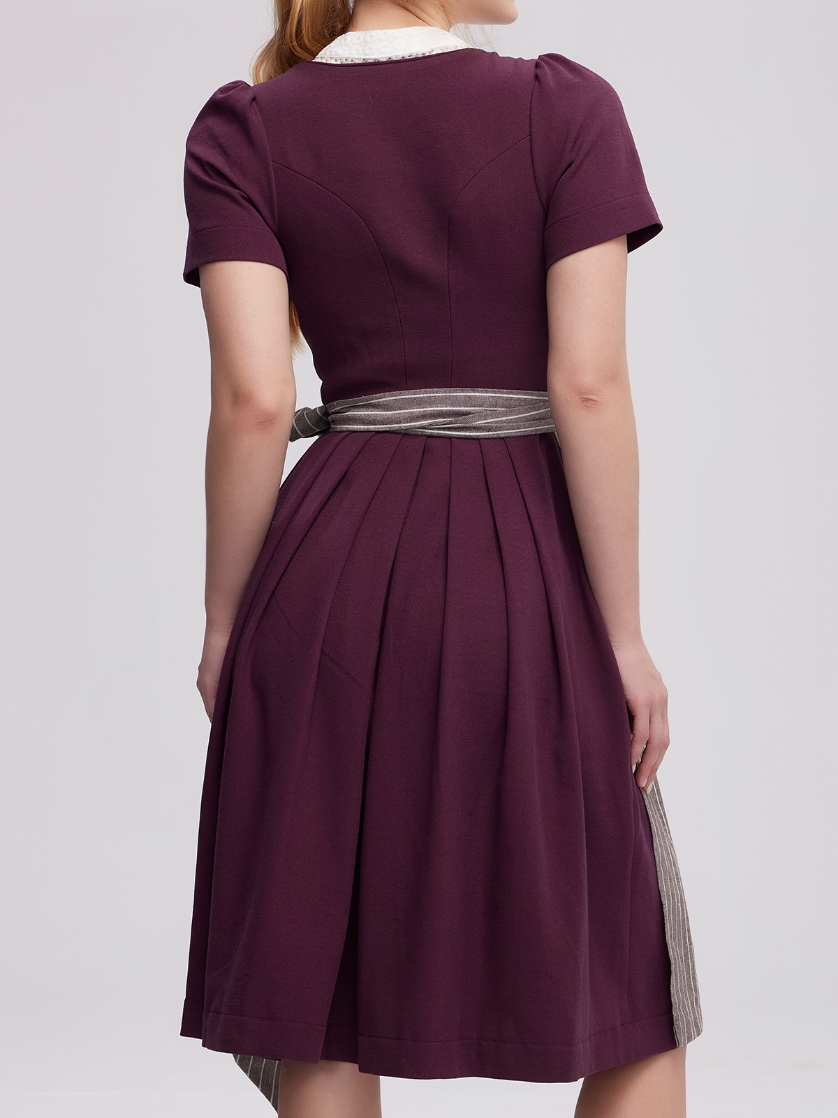 Blau weißes Dirndl mit modernem Schnitt