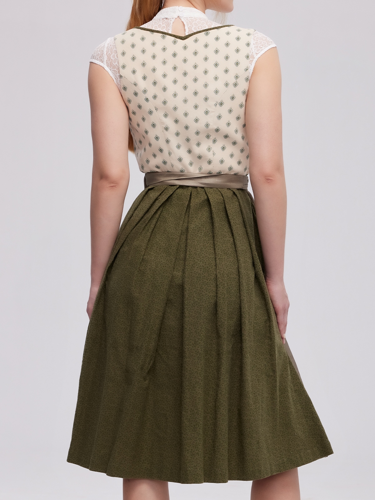 Blaues Samt Dirndl in eleganter Pose