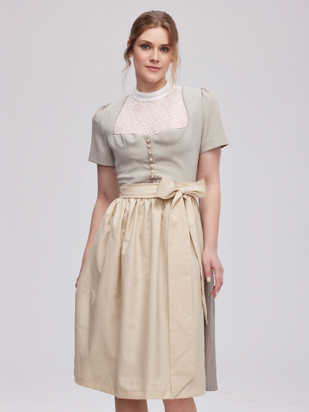Modernes graues Dirndl mit jugendlichem Schnitt