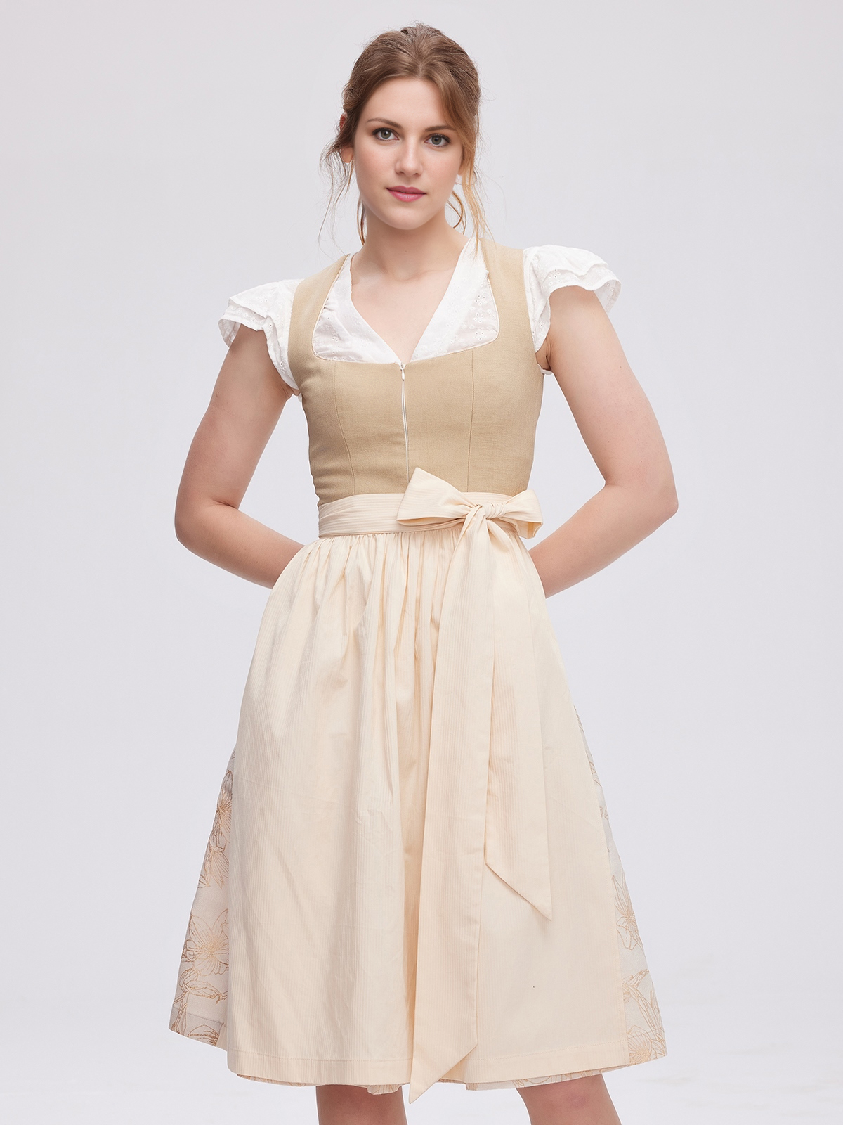 Braunes Dirndl mit klassischem Schnitt