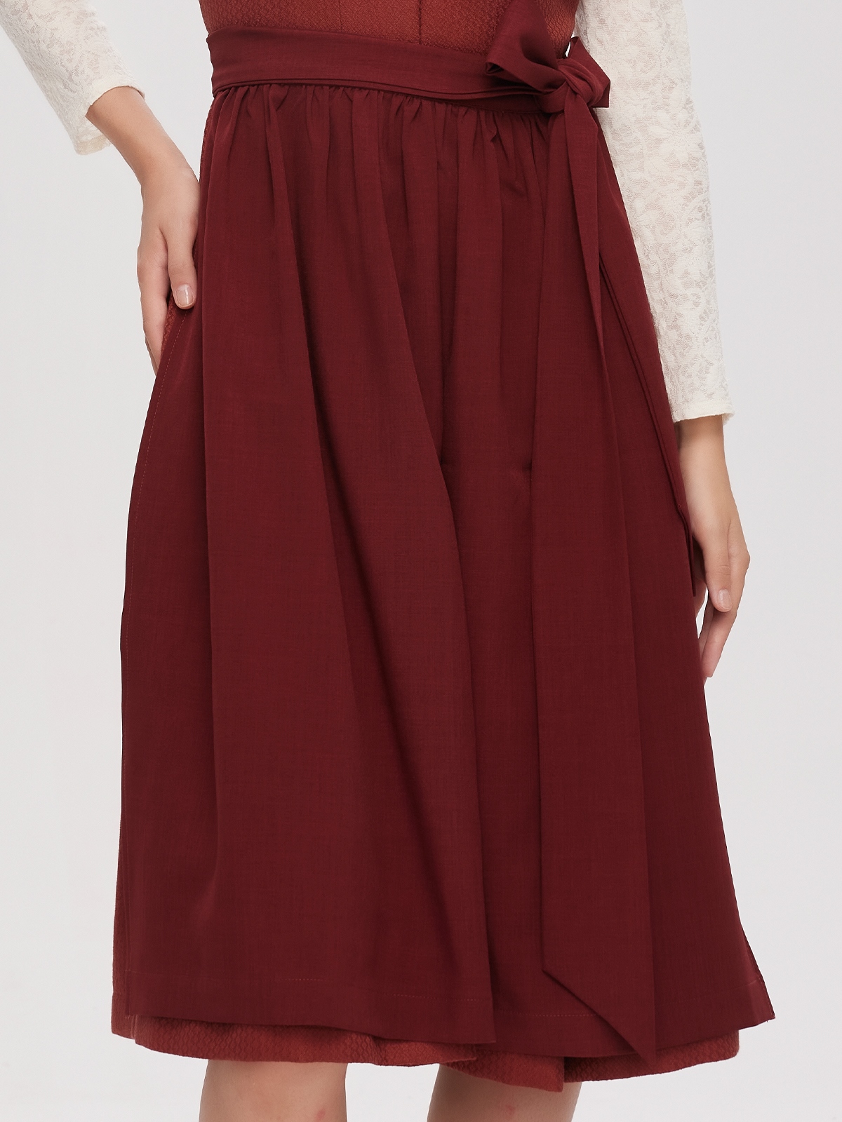 Dirndl in Rot mit floralen Details