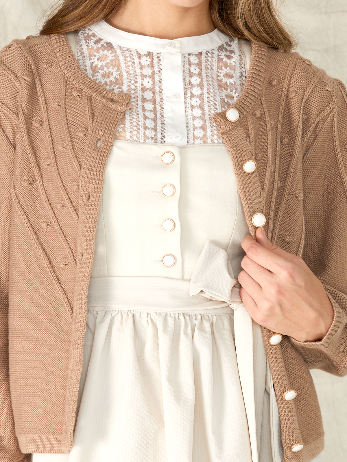 Modernes Dirndl in Braun mit traditionellen Elementen
