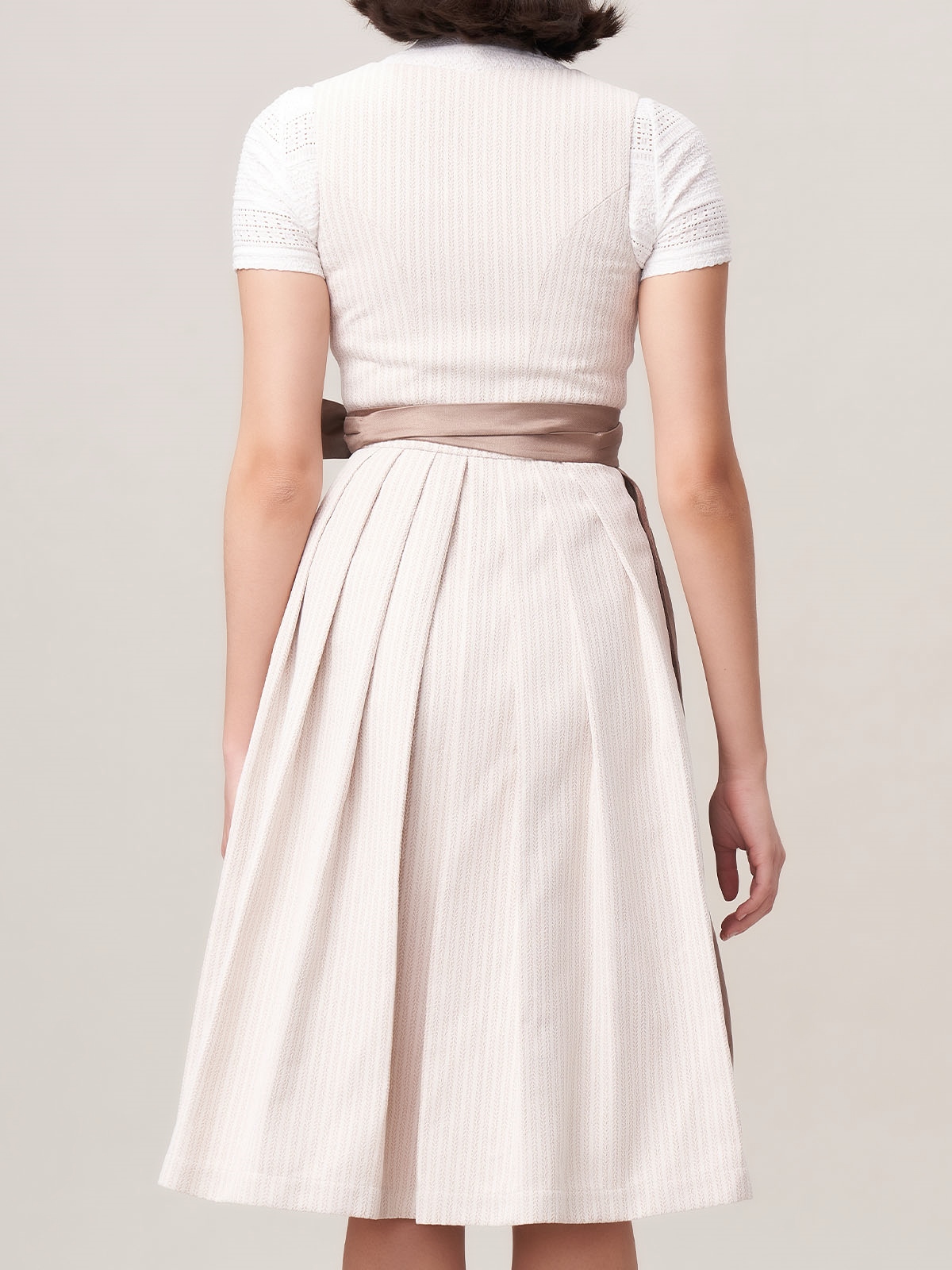 Dirndl 70cm in Beige – zeitlos und elegant