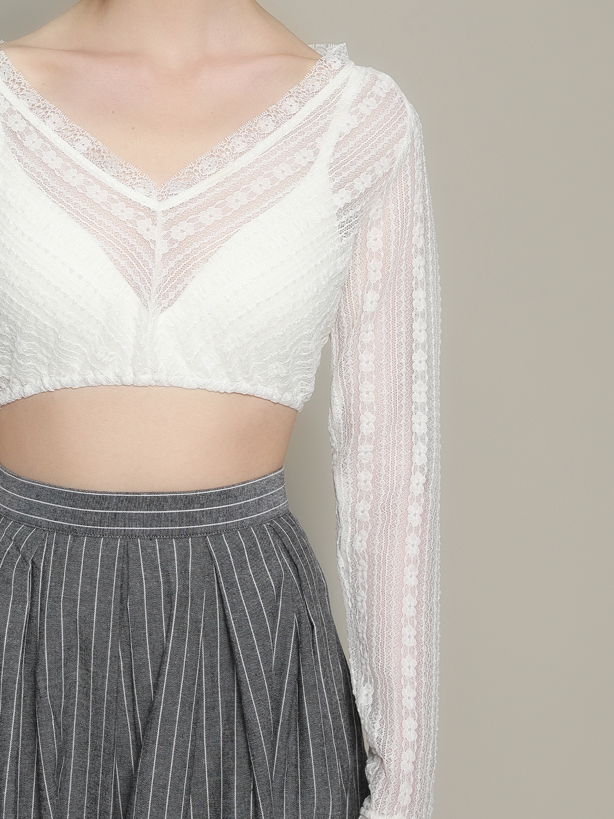 Modernes Dirndl in Weiß mit schmeichelndem Schnitt