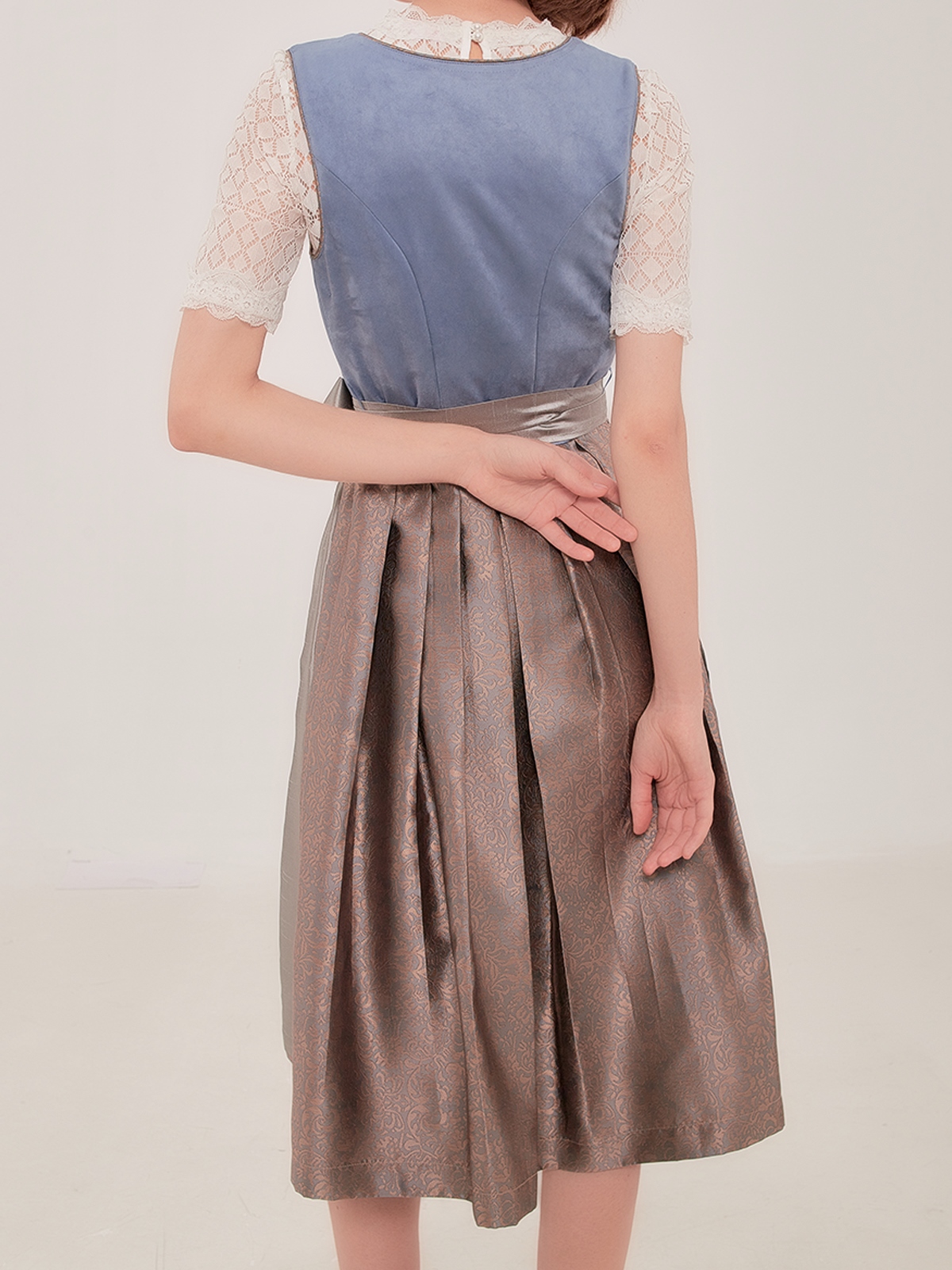 Ein modernes grün rosa Dirndl mit floralen Applikationen – perfekt für festliche Anlässe.