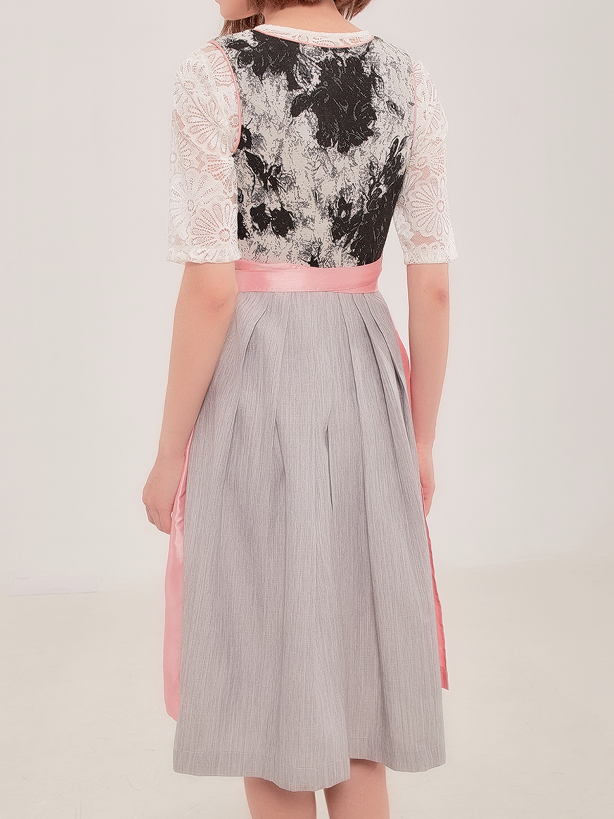 Elegantes schwarzes Ja Mei Dirndl mit weißer Schürze und rotem Dekolleté