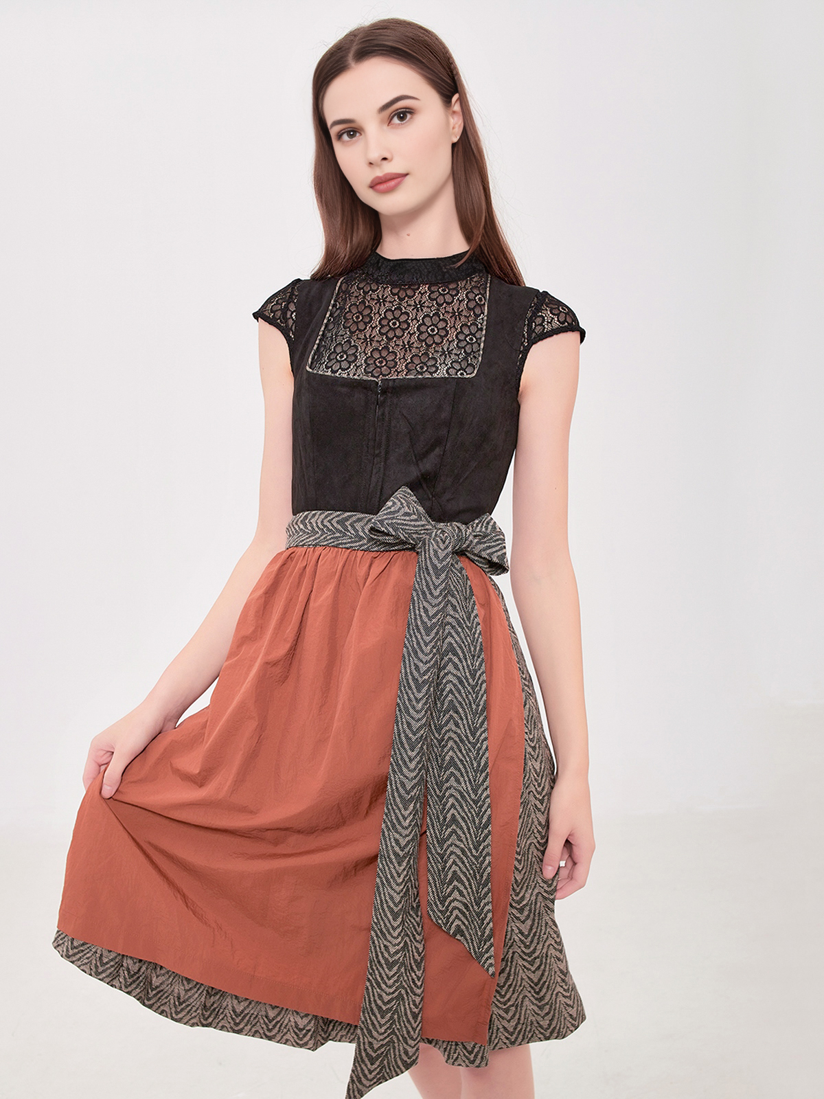 Modernes samtenes Dirndl in Beige mit aufwendiger Stickerei