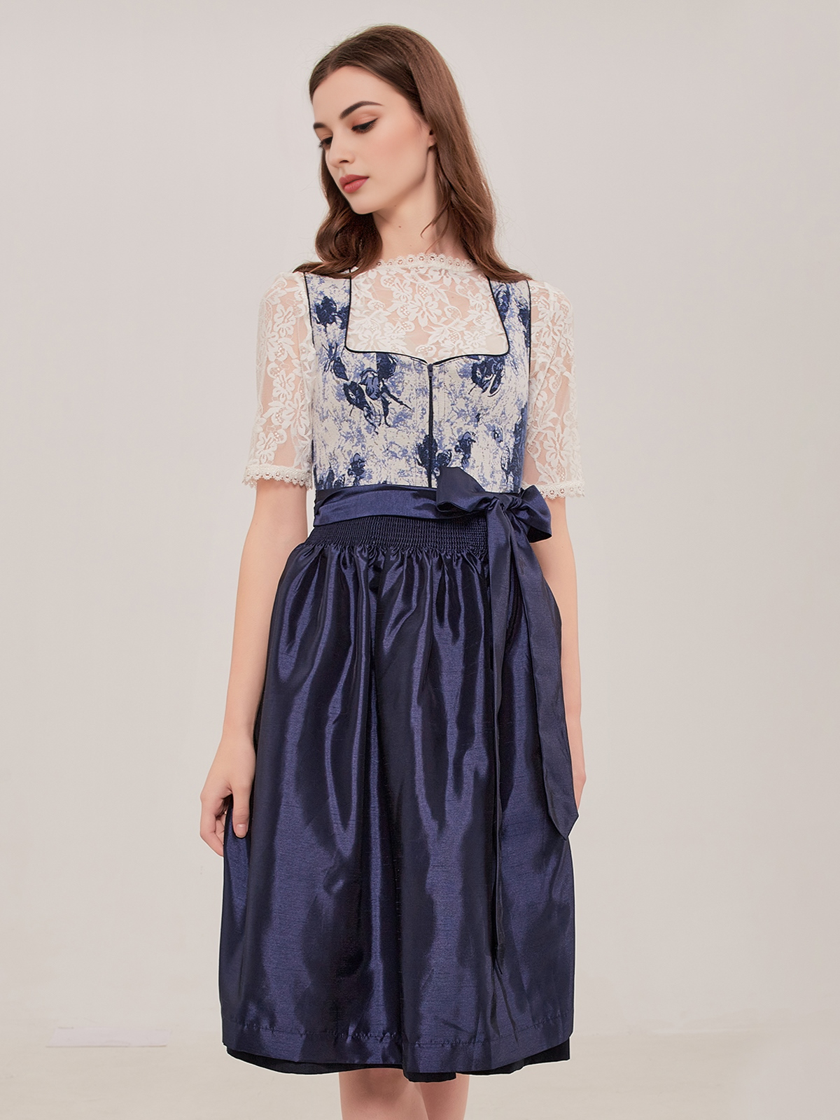 Modernes Dirndl in Blau