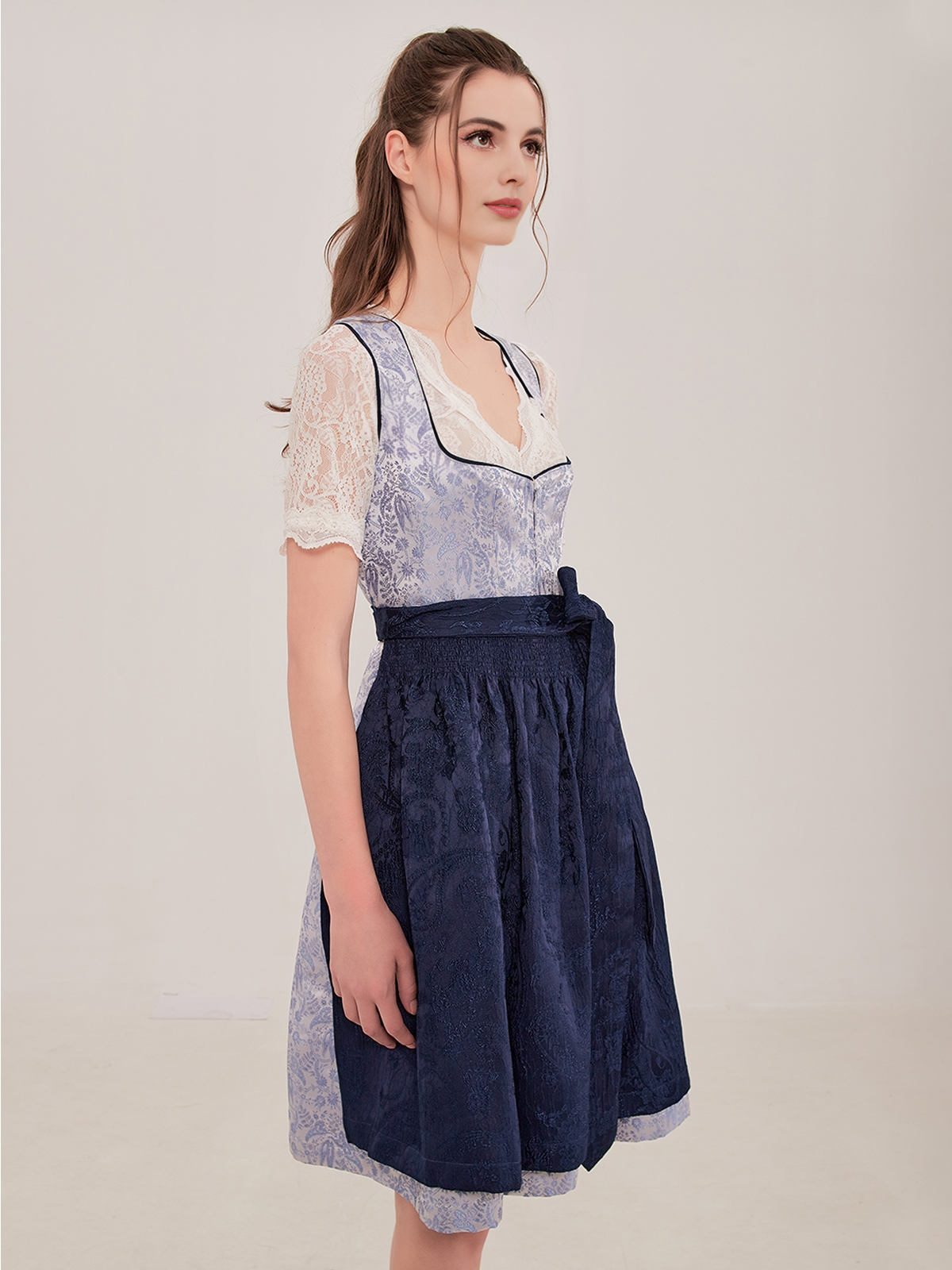 Dirndl in Blau mit traditioneller Bluse