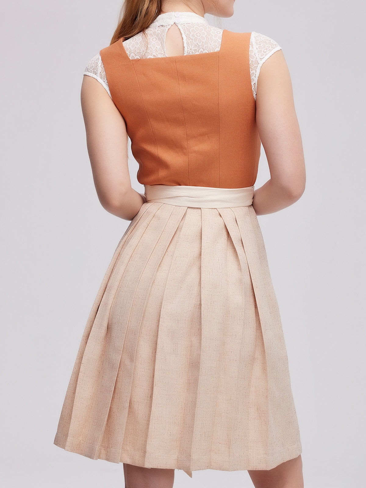 Dirndl in Grün Samt – Eleganz und Tradition