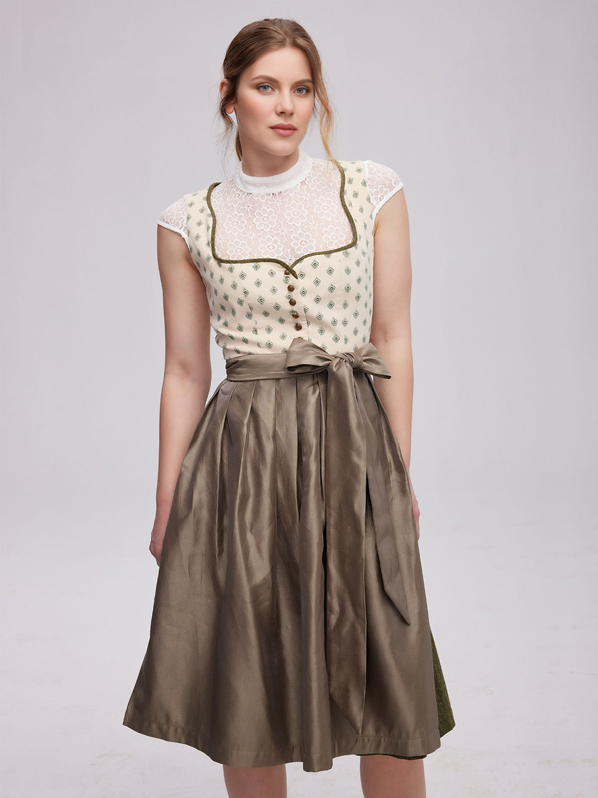 Grünes Dirndl Damen mit traditionellen Elementen