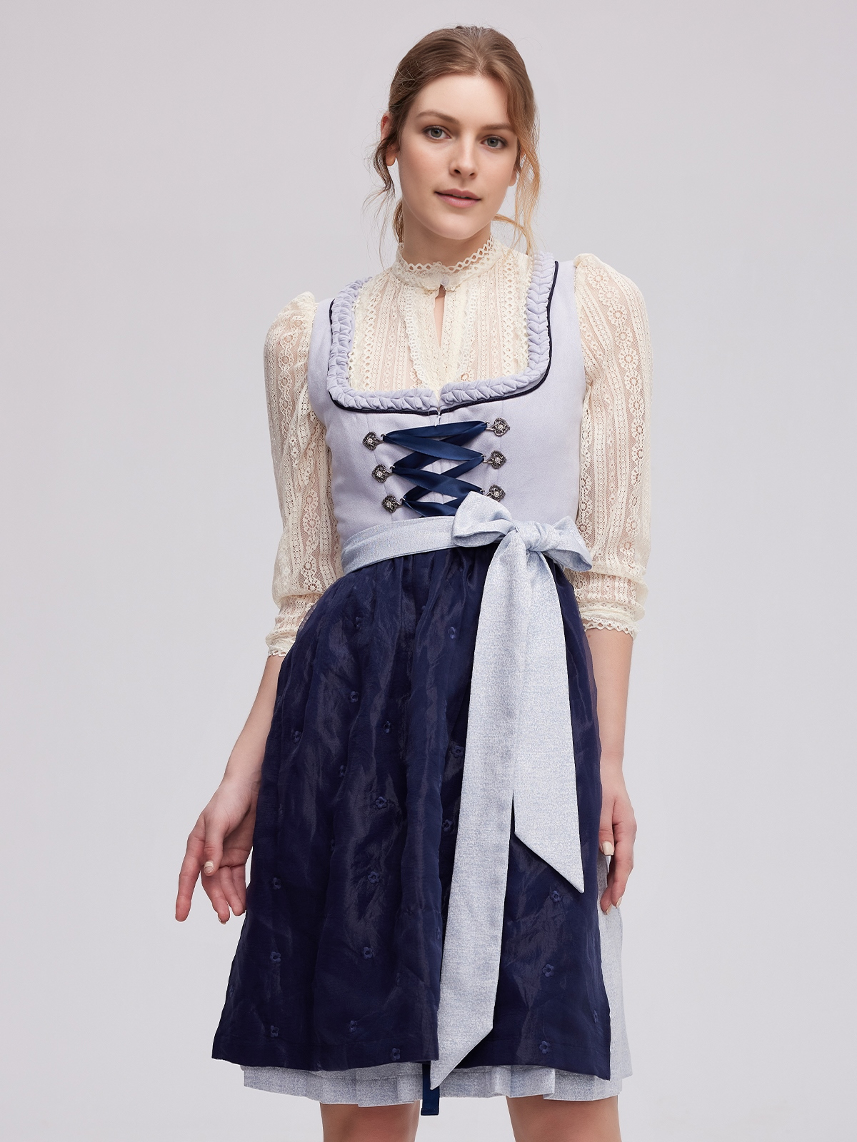 Beige Dirndl mit blauer Schürze