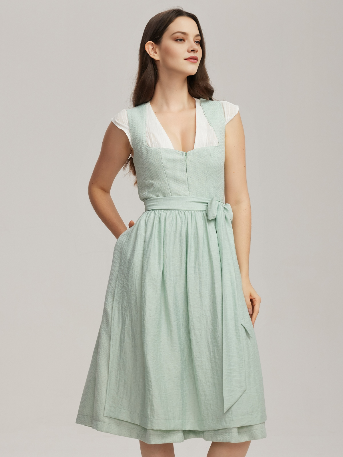 Dirndl mit hochgeschlossener Bluse in Grün