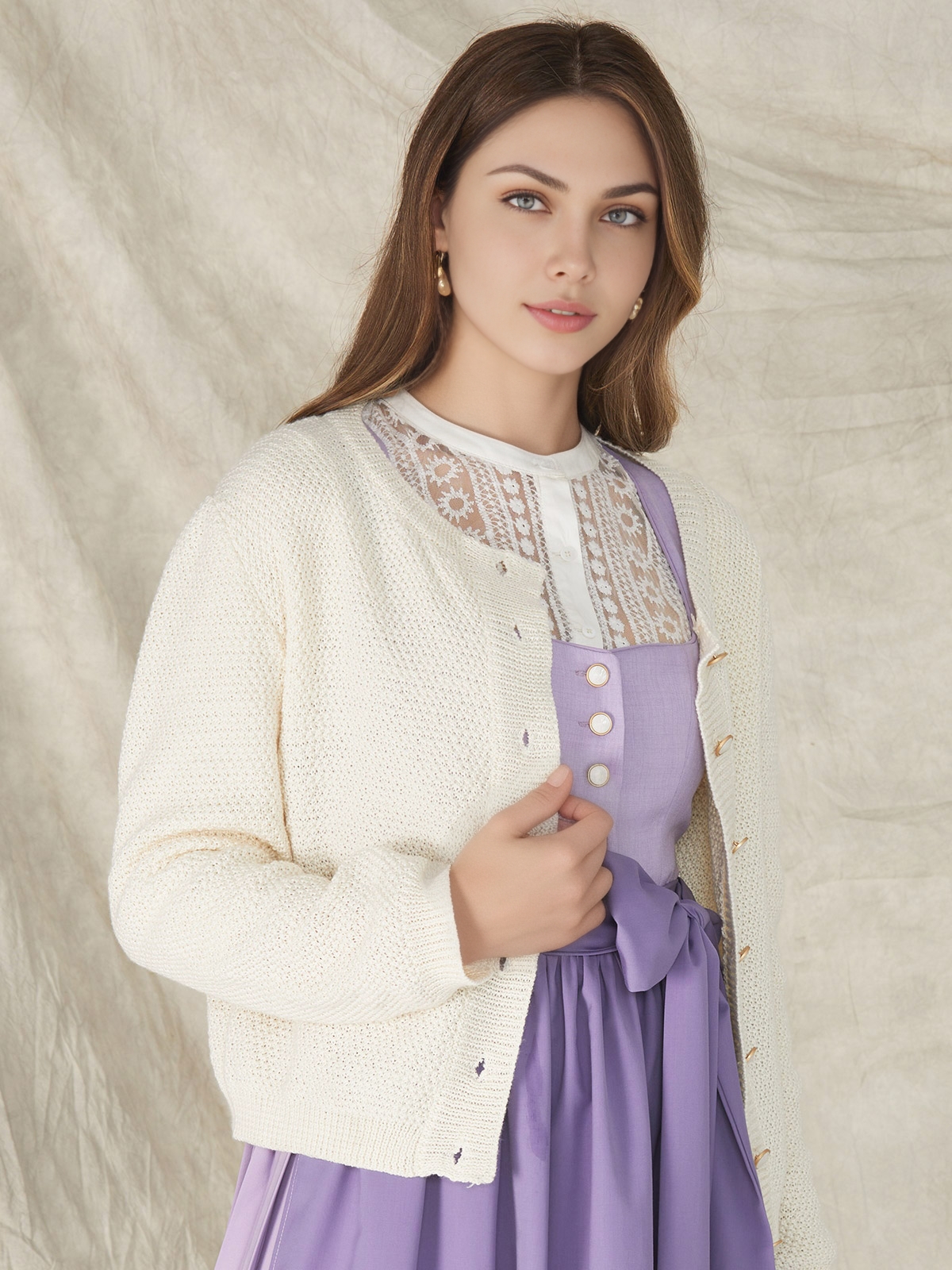 Modernes weißes Dirndl mit blauen Akzenten