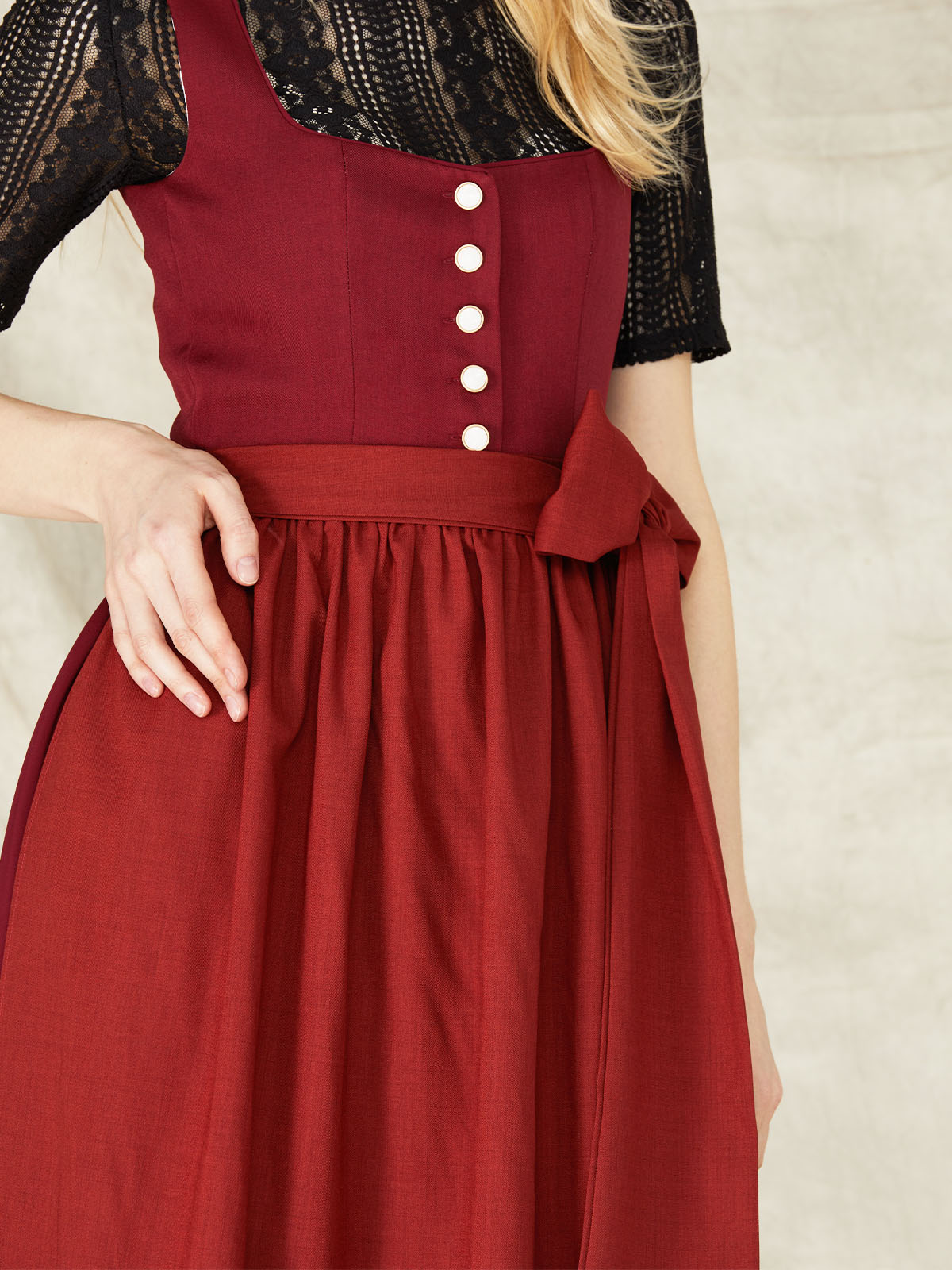 Modernes Dirndl in Rot