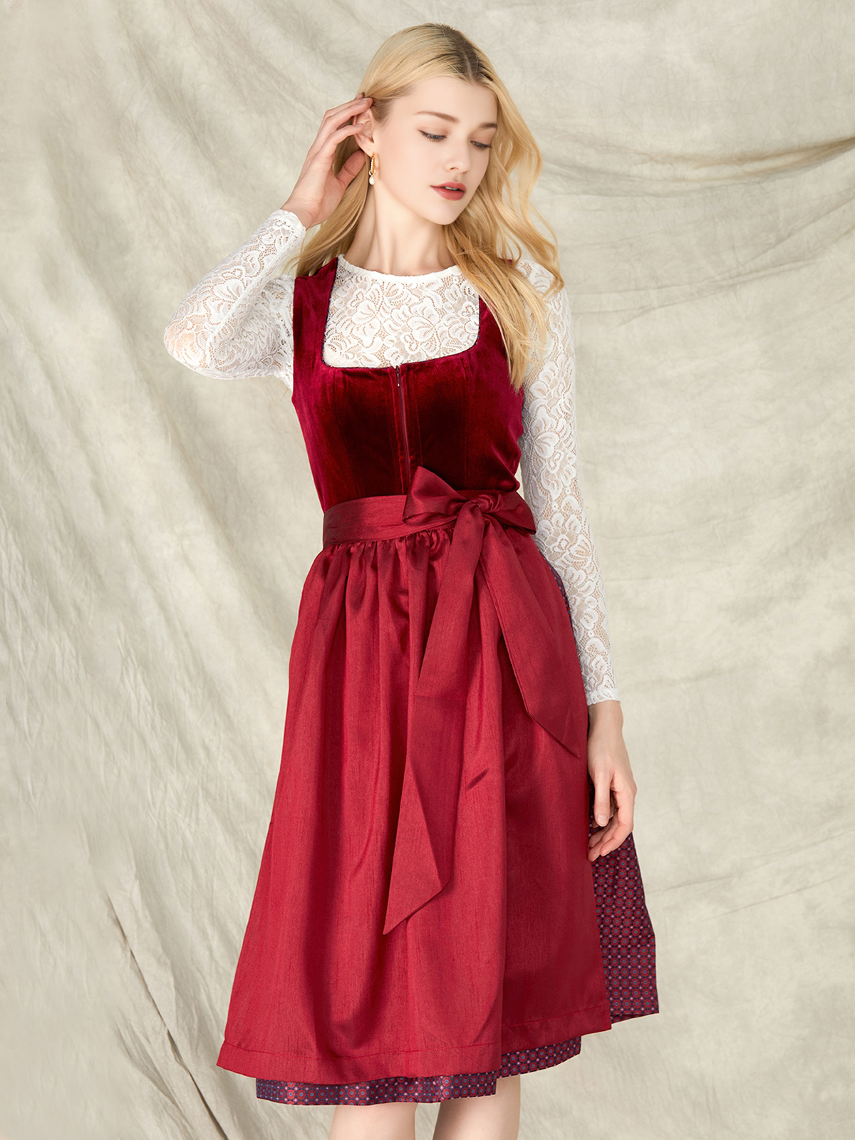Modernes rotes Dirndl mit taillenbetonter Silhouette