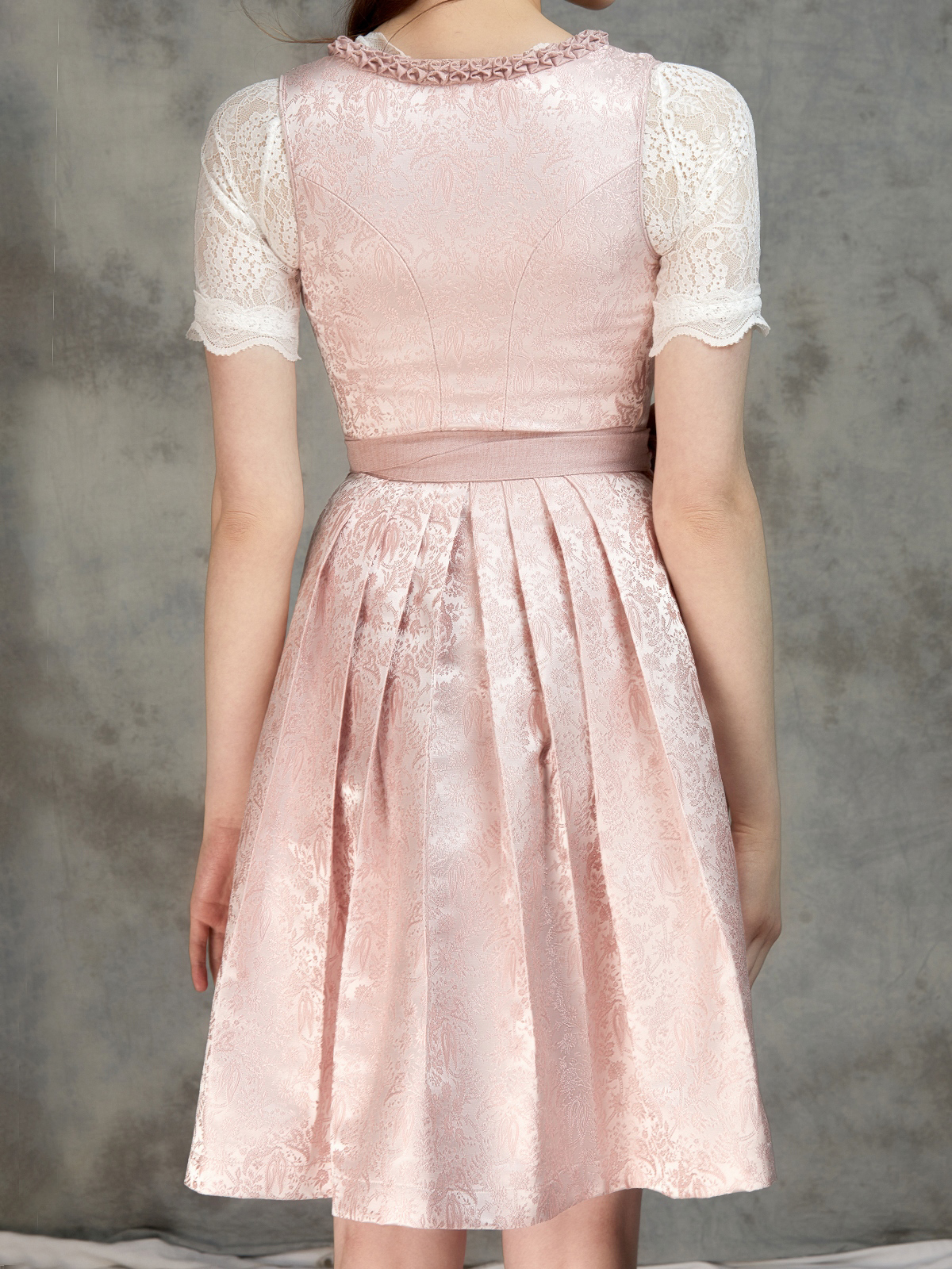 Dirndl Schwarz Rot Midi – Eleganz trifft Tradition