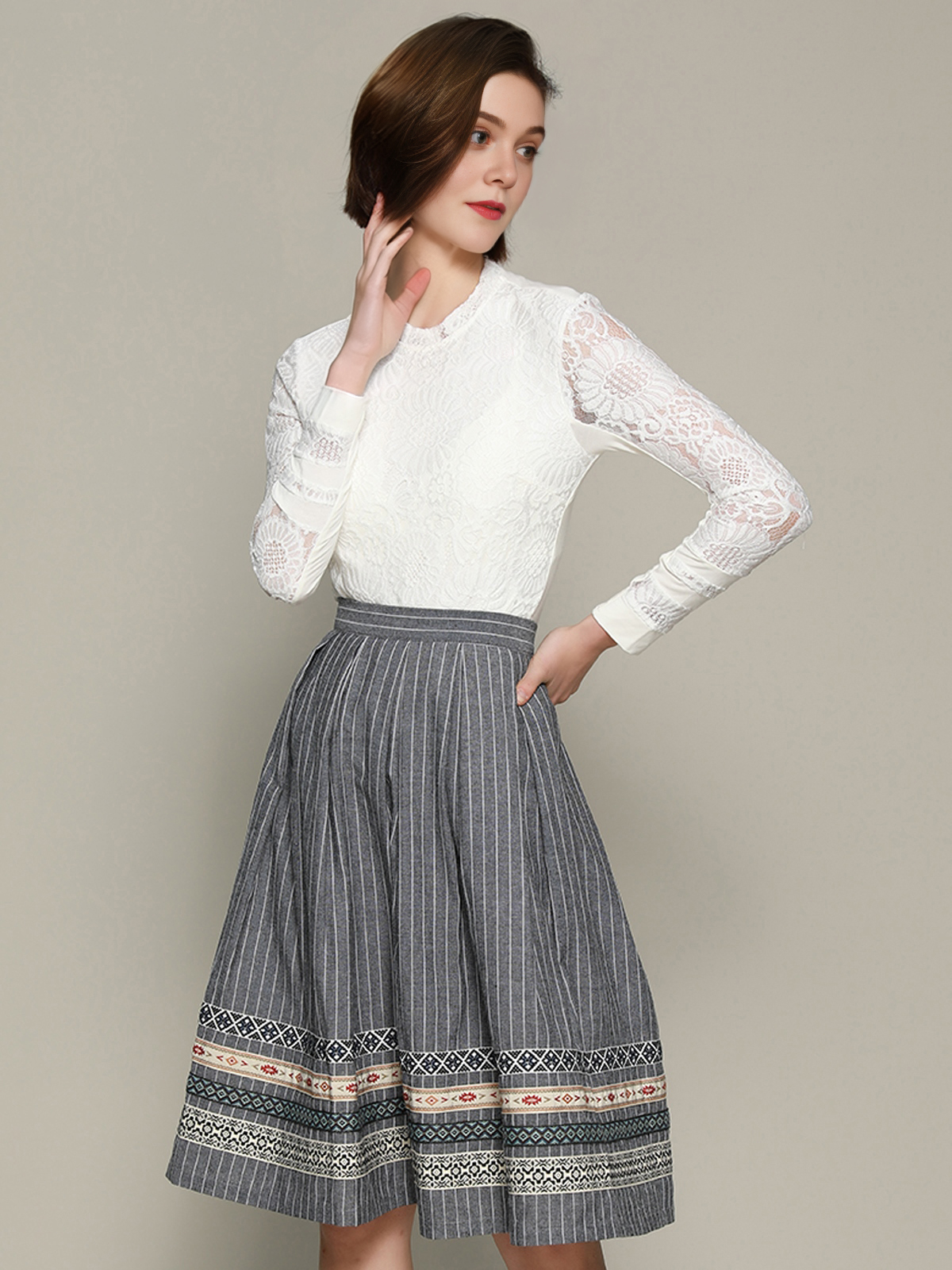 Modernes Dirndl mit Puffärmel in Weiß