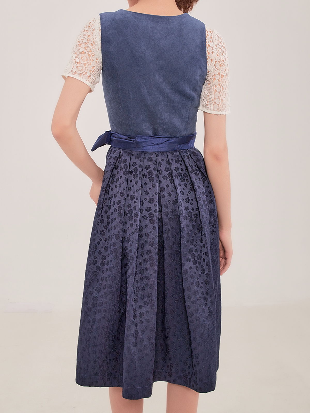 Dirndl Samt Hellblau – Eleganz in Perfektion