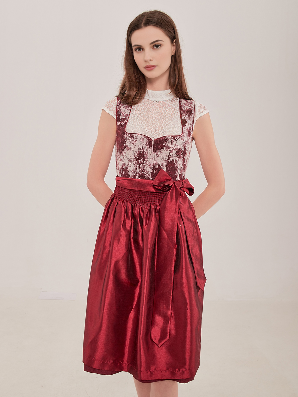 Moderne Dirndlbluse in Rot