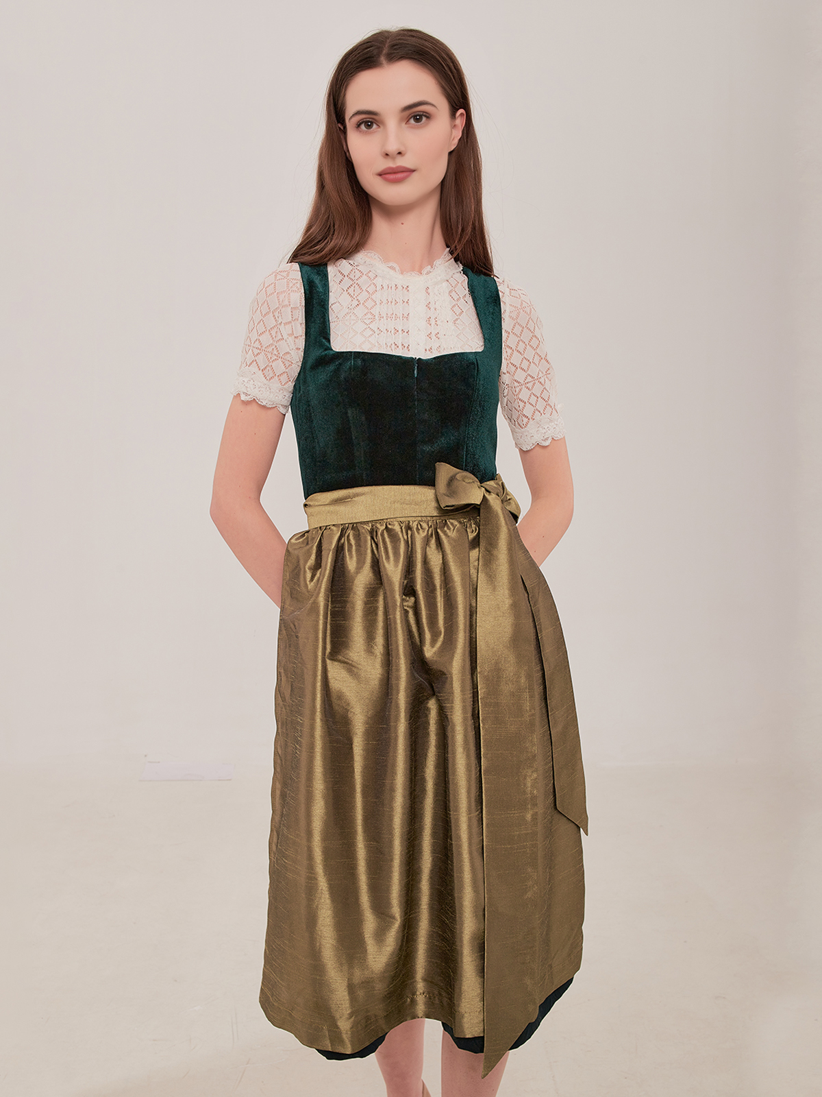 Modernes Dirndl in Grün – stilvolle Kombination aus Tradition und Moderne