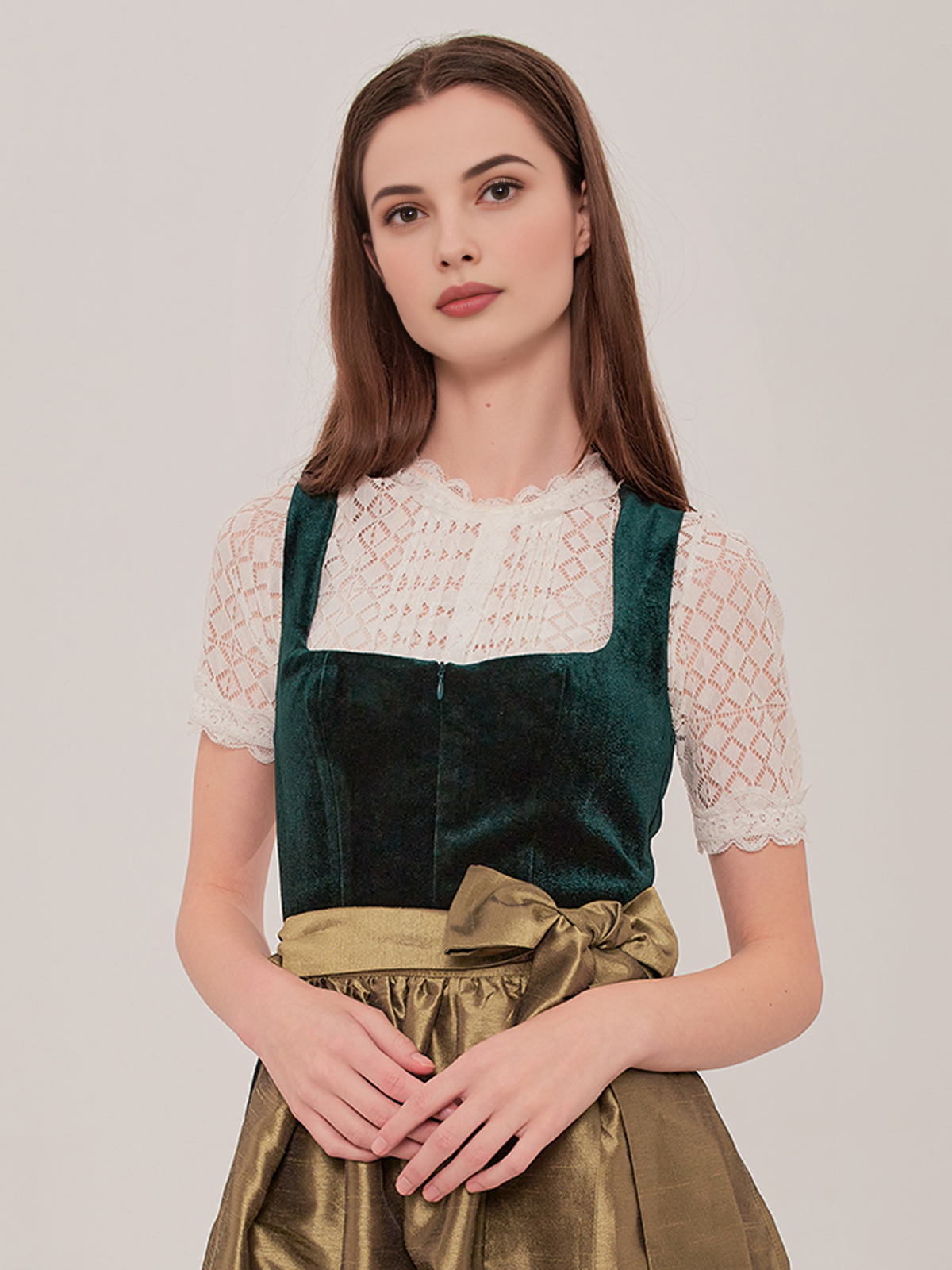 Modernes Dirndl in Grün mit schlanker Silhouette