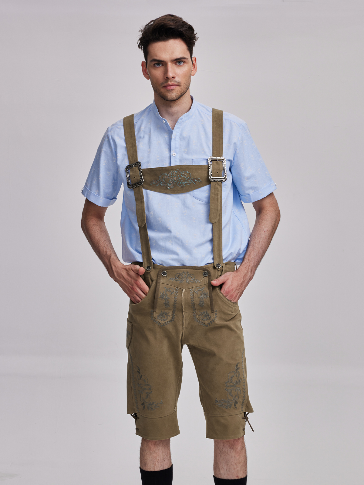 Dirndl mit Lederhosen-Stil
