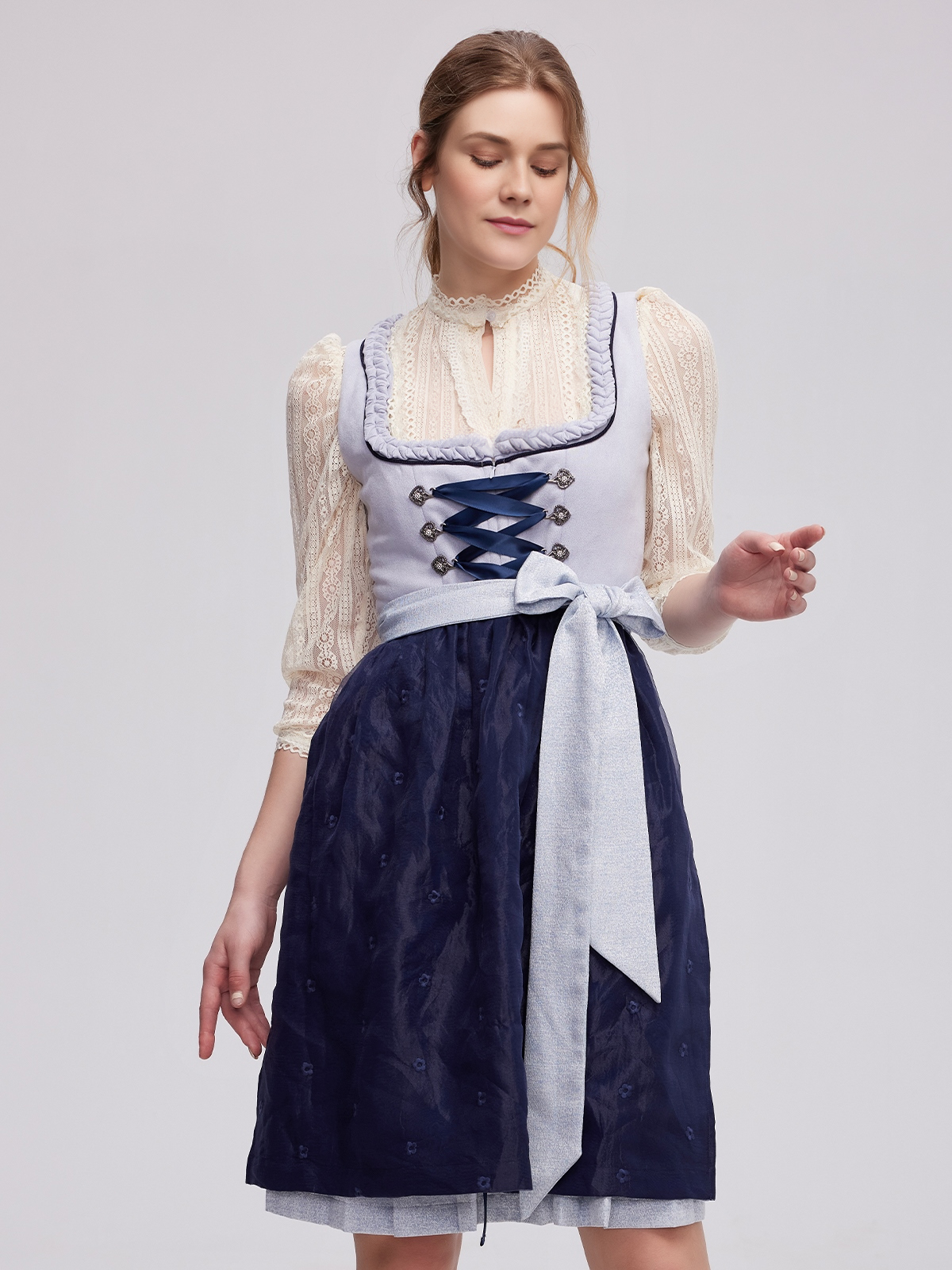 Modernes blaues Ja Mei Dirndl