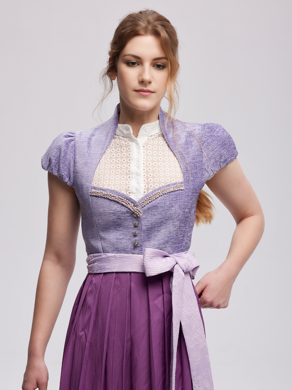 Dirndl Lindgrün in natürlicher Umgebung