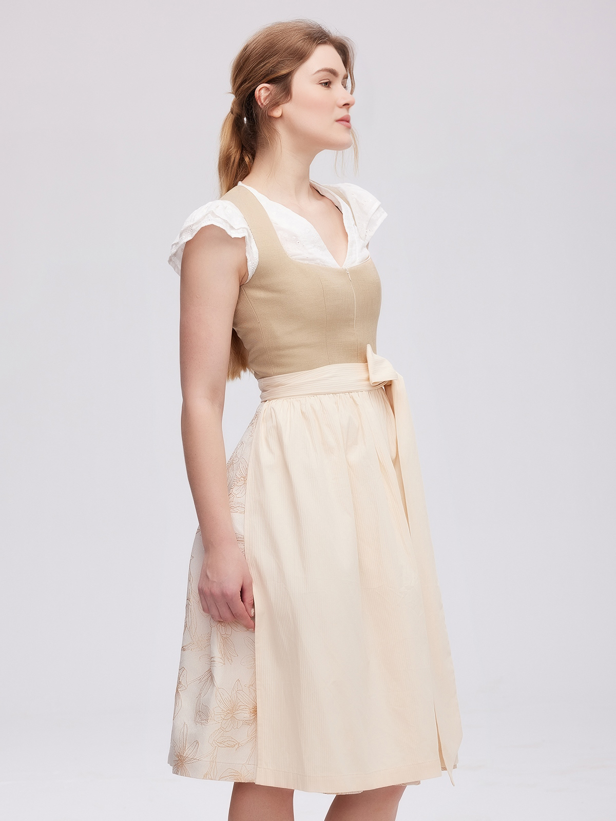 Beige Dirndl mit modernem Schnitt