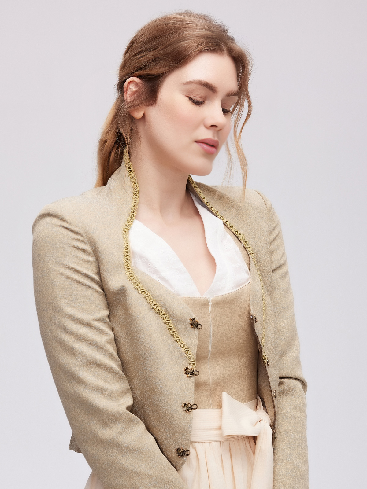 Schwarzes Samt Dirndl mit grüner Jacke