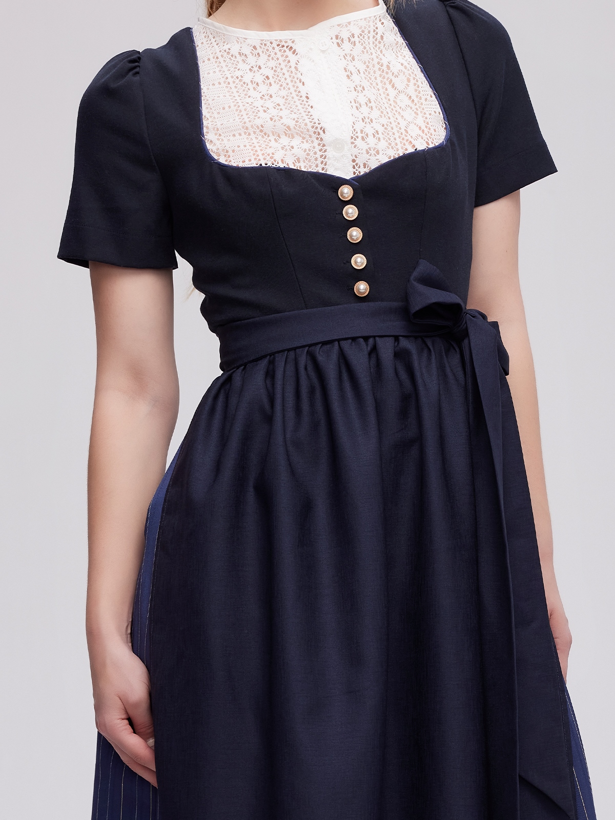Moderne Dirndlbluse in Blau mit V-Ausschnitt