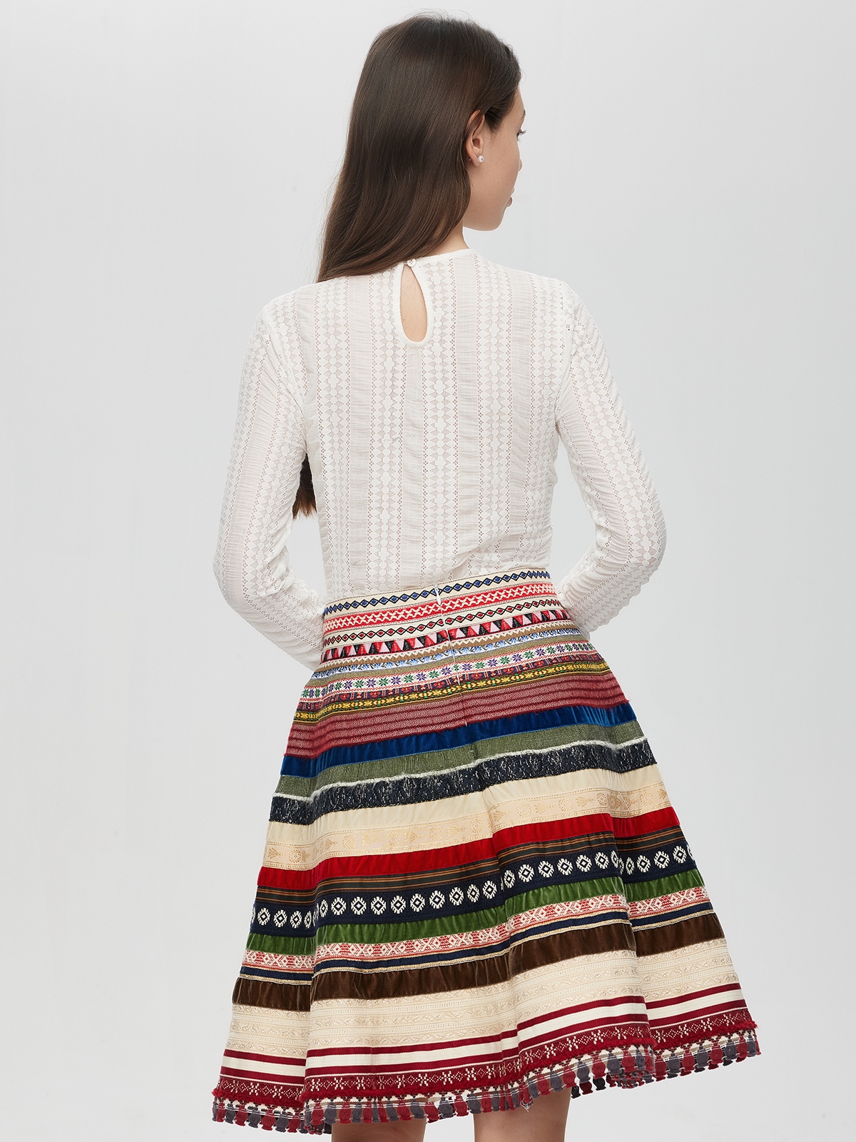 Modernes Dirndl mit V-Ausschnitt