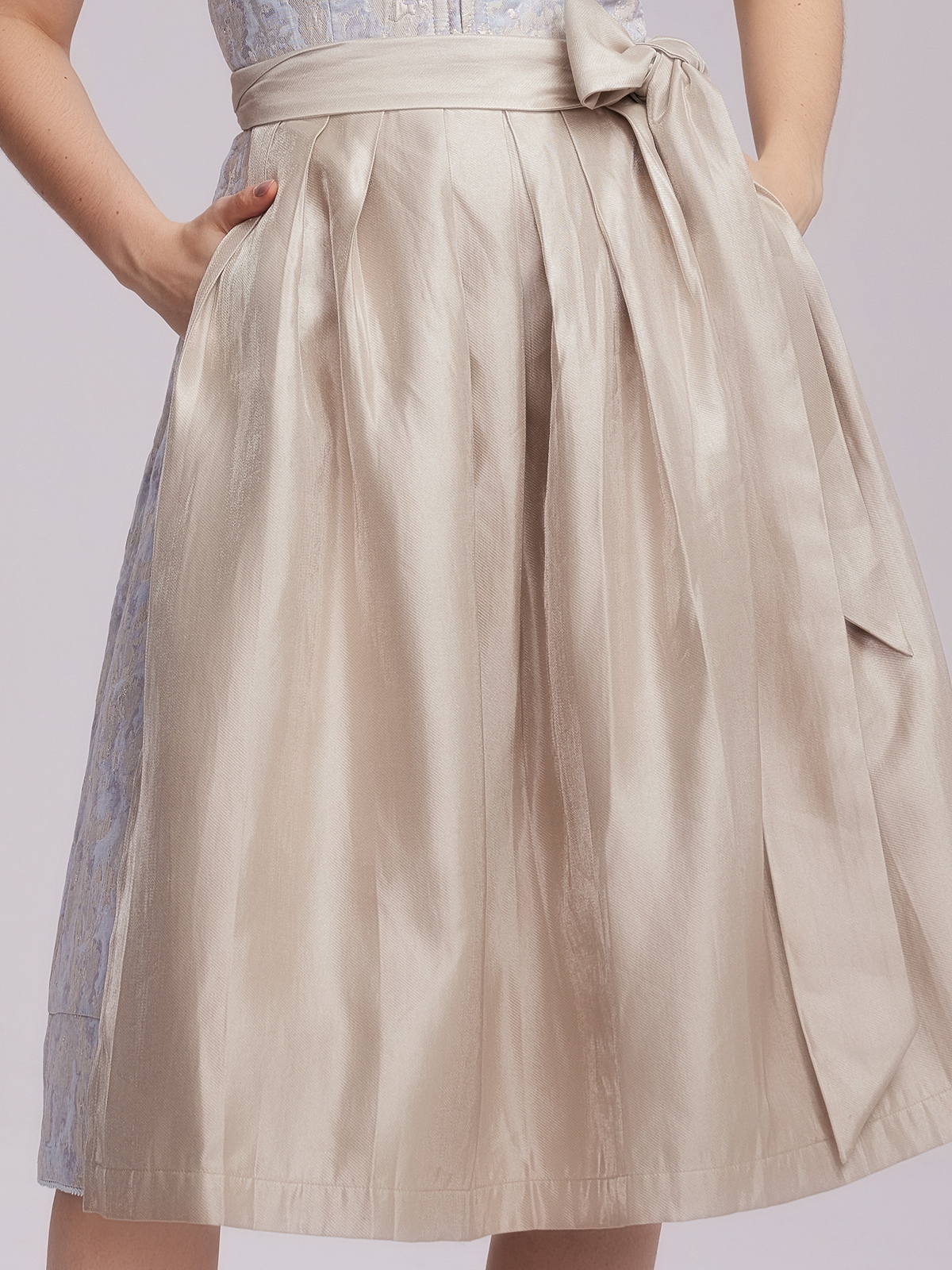 Elegantes blaues Dirndl mit passender Bluse