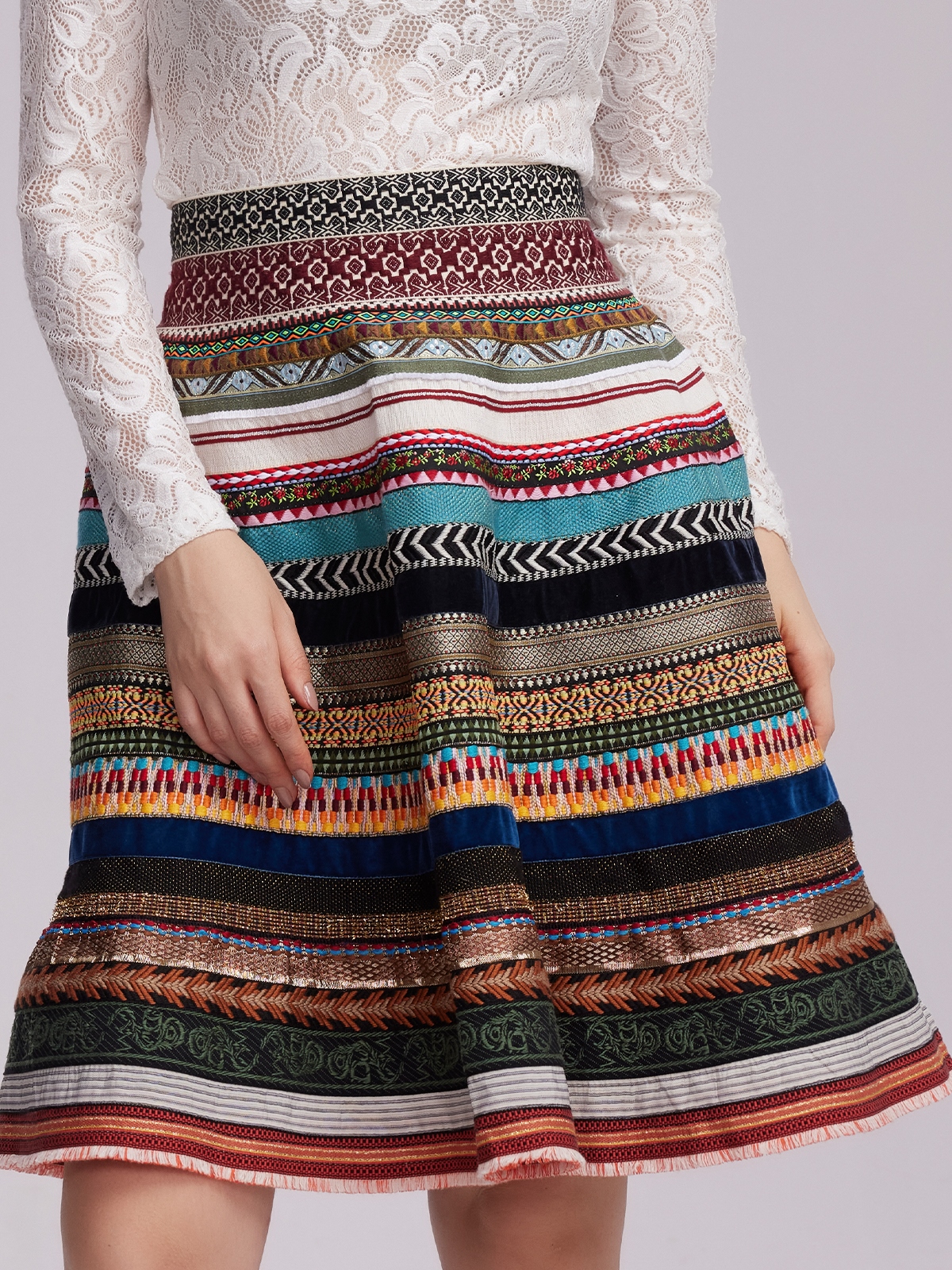 Modernes Dirndl in Braun mit figurbetonter Silhouette