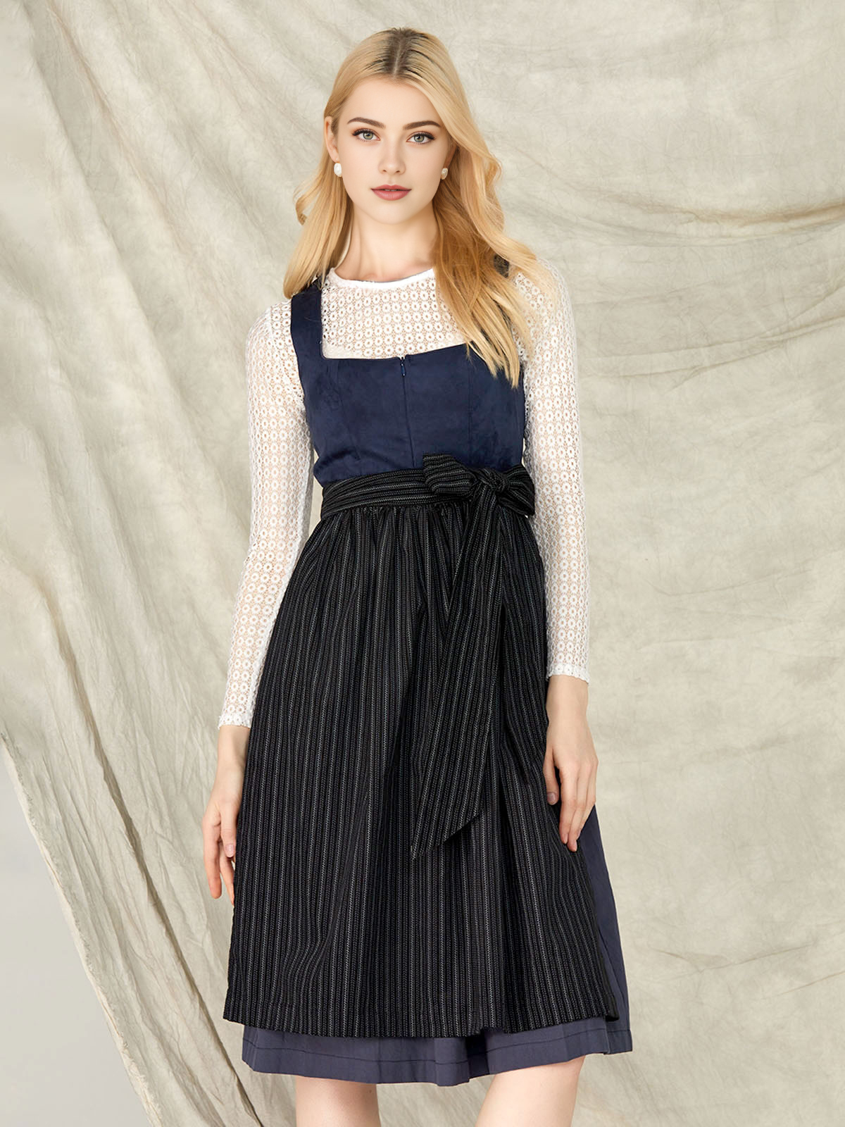 Modernes Dirndl in Blau mit langem Rock