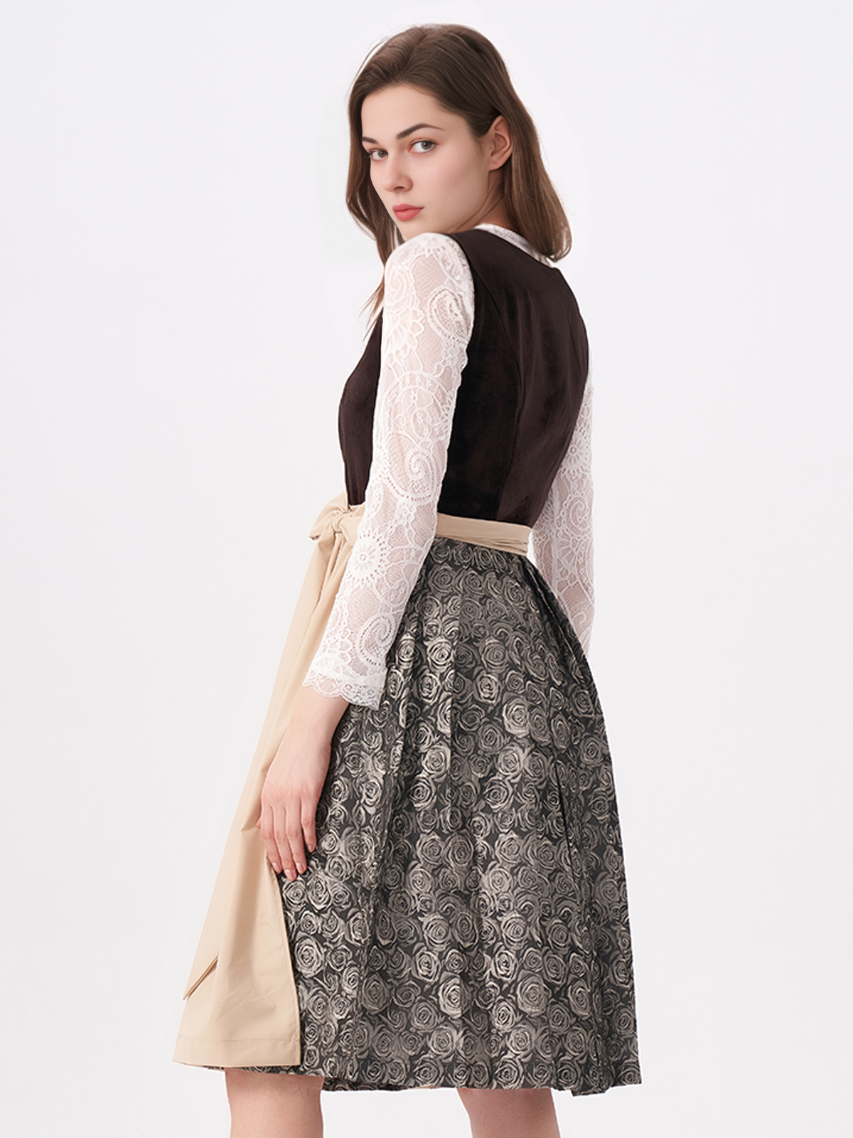 Blaues Dirndl mit traditioneller Stickerei