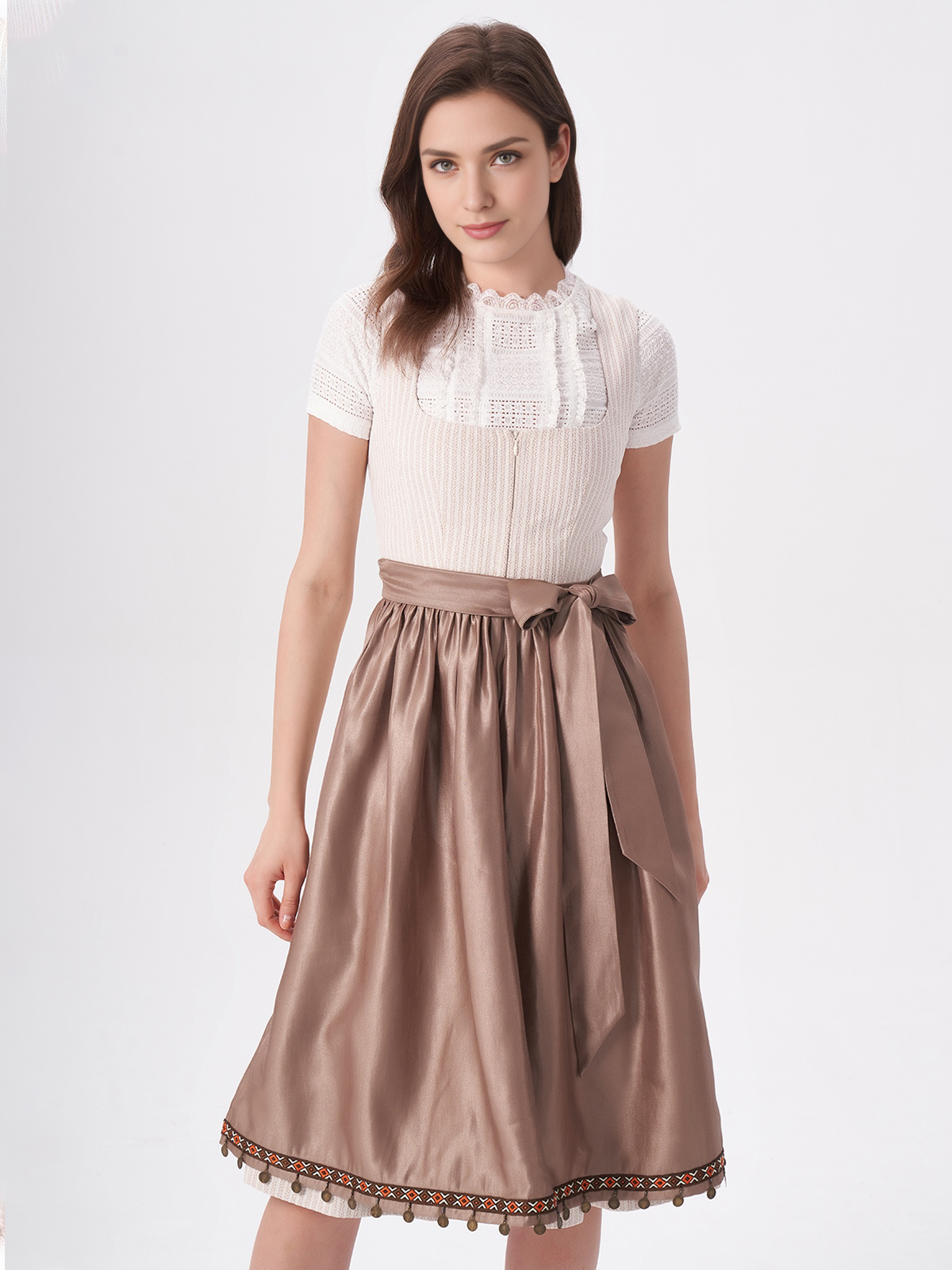 Gelbes Dirndl mit traditioneller Stickerei