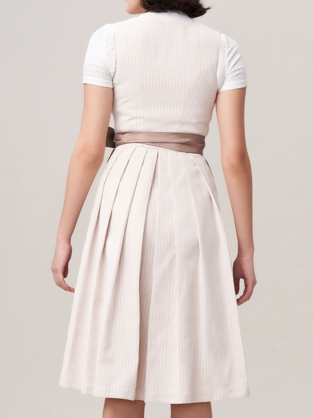 Ein bezauberndes rotes Samt Dirndl mit aufwendiger Stickerei