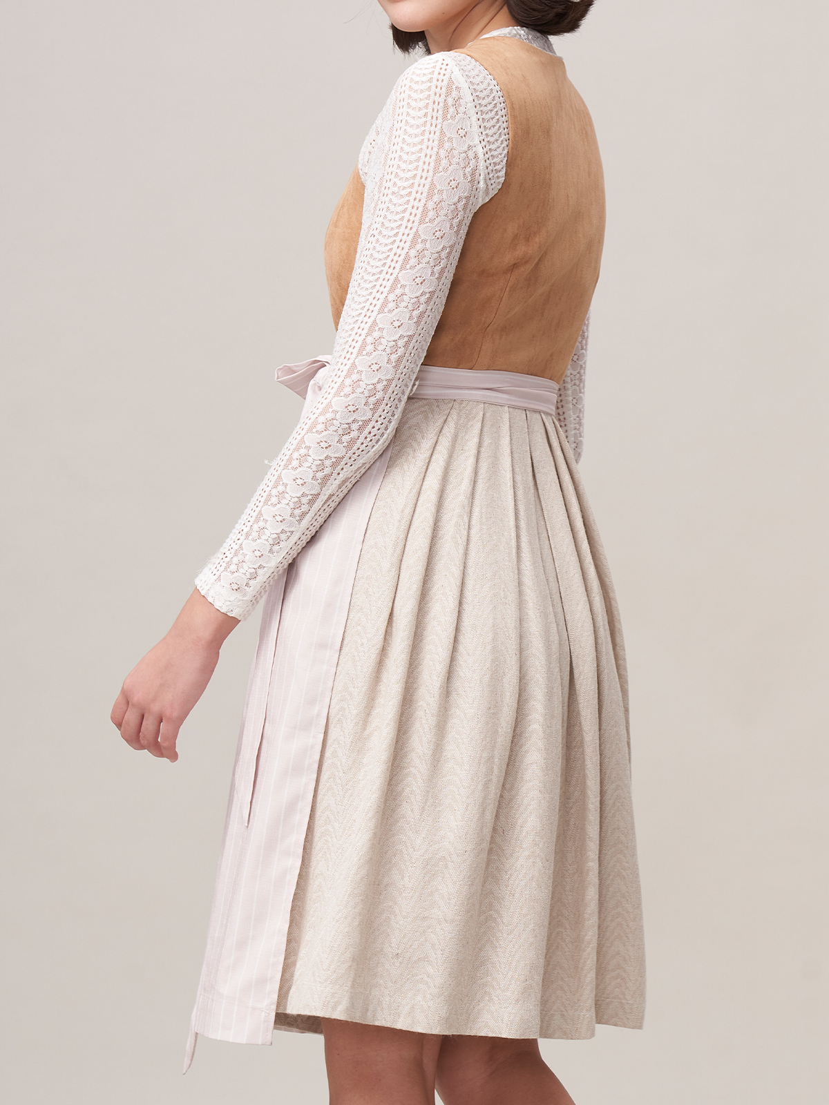 Modernes Dirndl in dunkelgrün