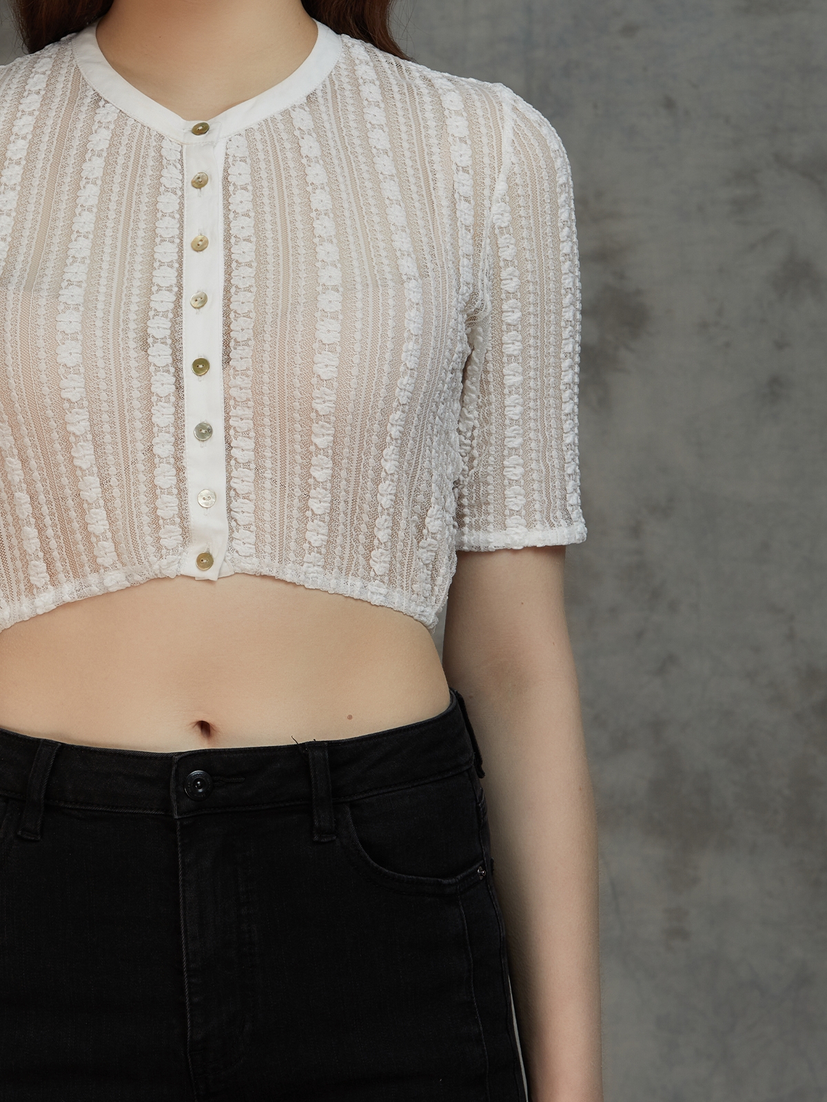 Modernes Dirndl in Weiß mit femininem Schnitt